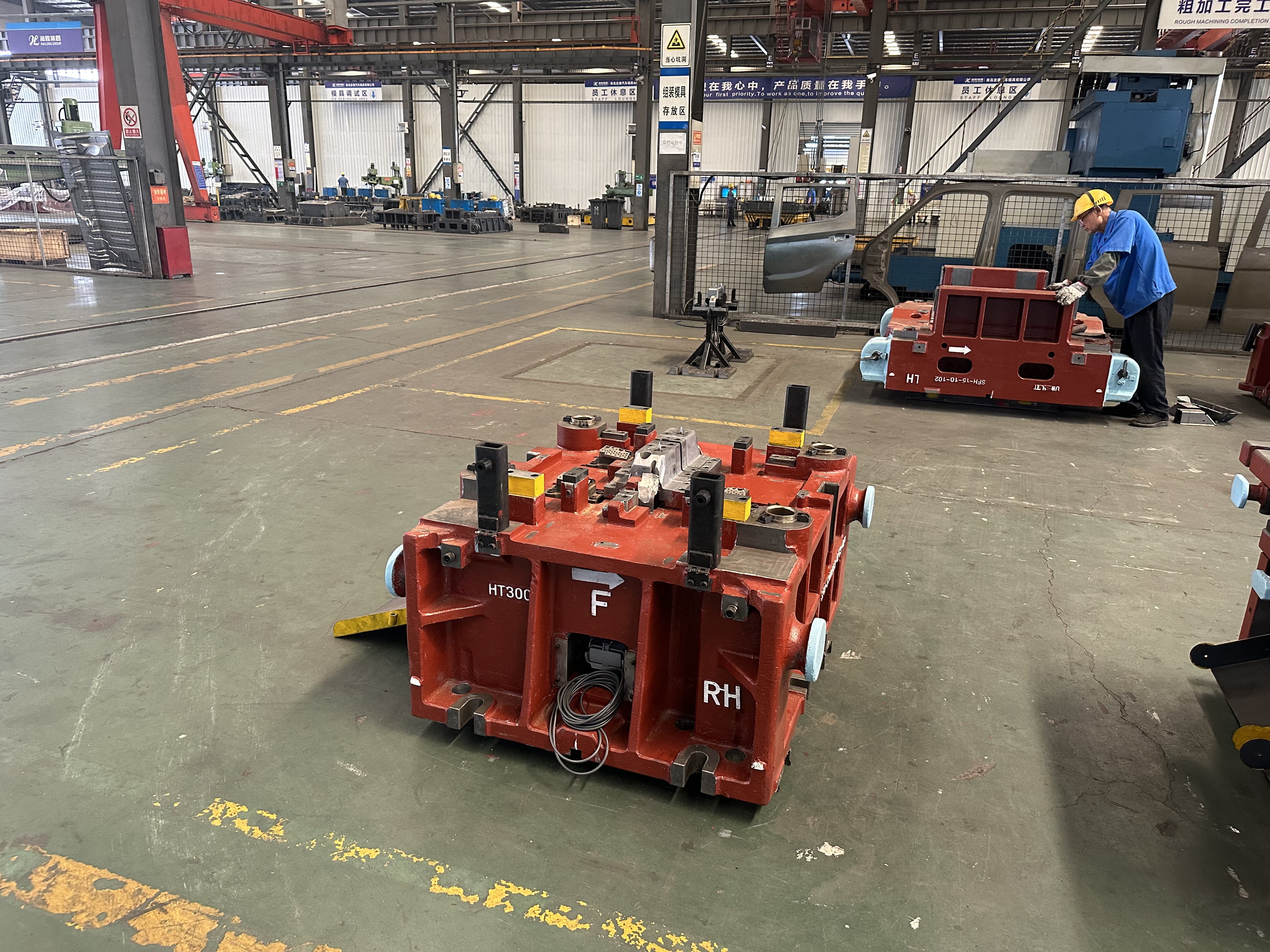 Heavy-duty vehicle stamping mould built for high-cycle production of auto parts