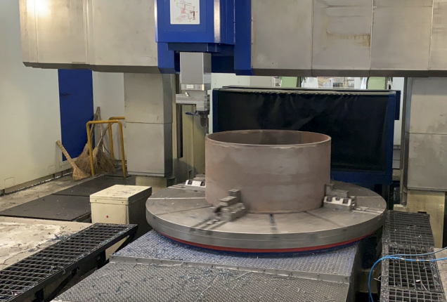 Flywheel shell under turning by verticle lathe