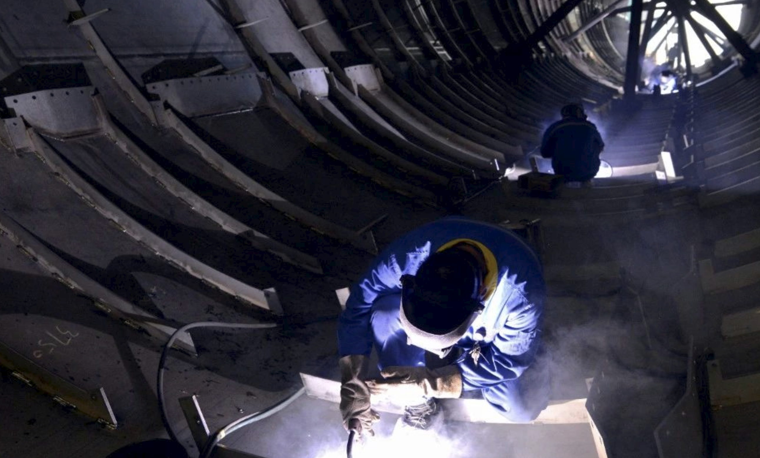 SMAW welding inside a pressure vessel cylinder with documented welding procedure