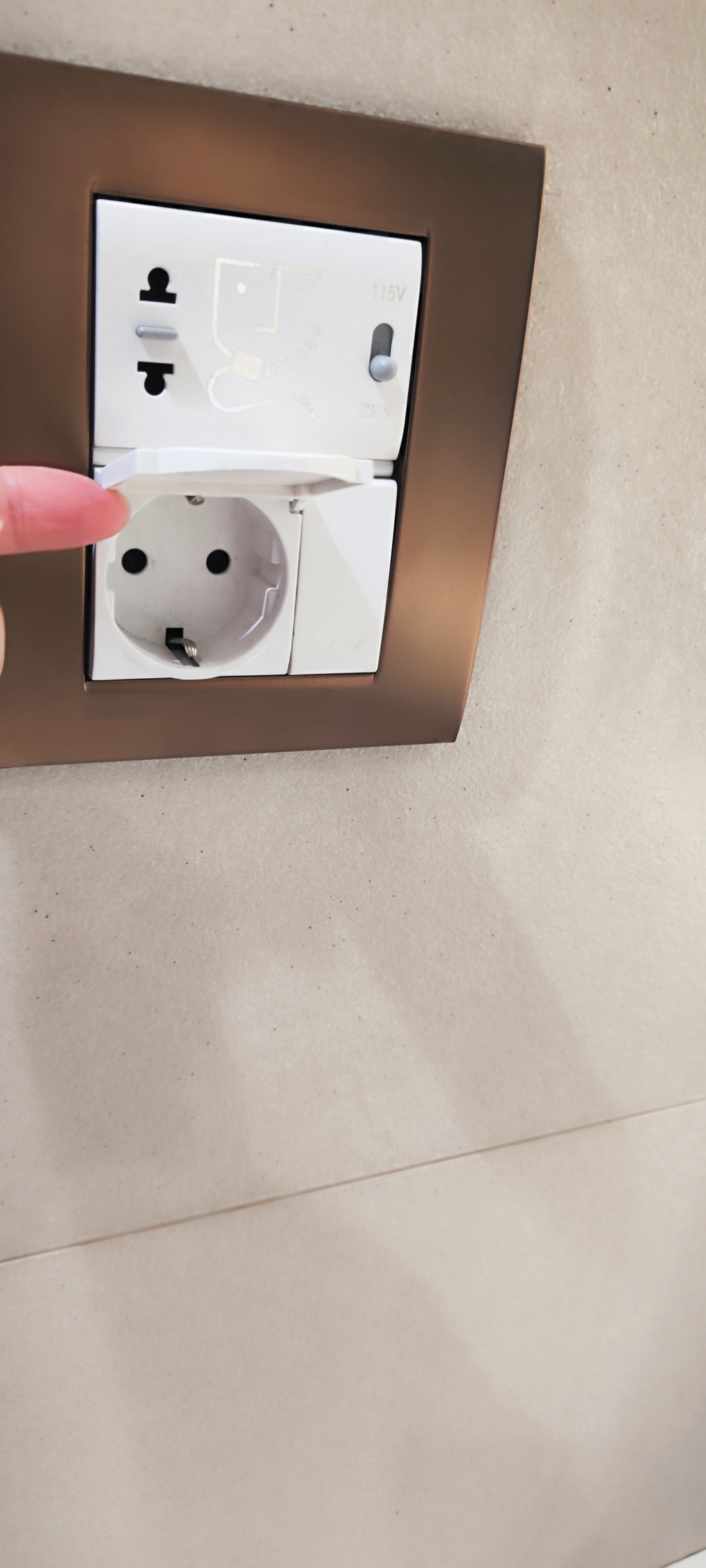 Wall socket installation scenario in a residential project, showing the wall box and mounting interface