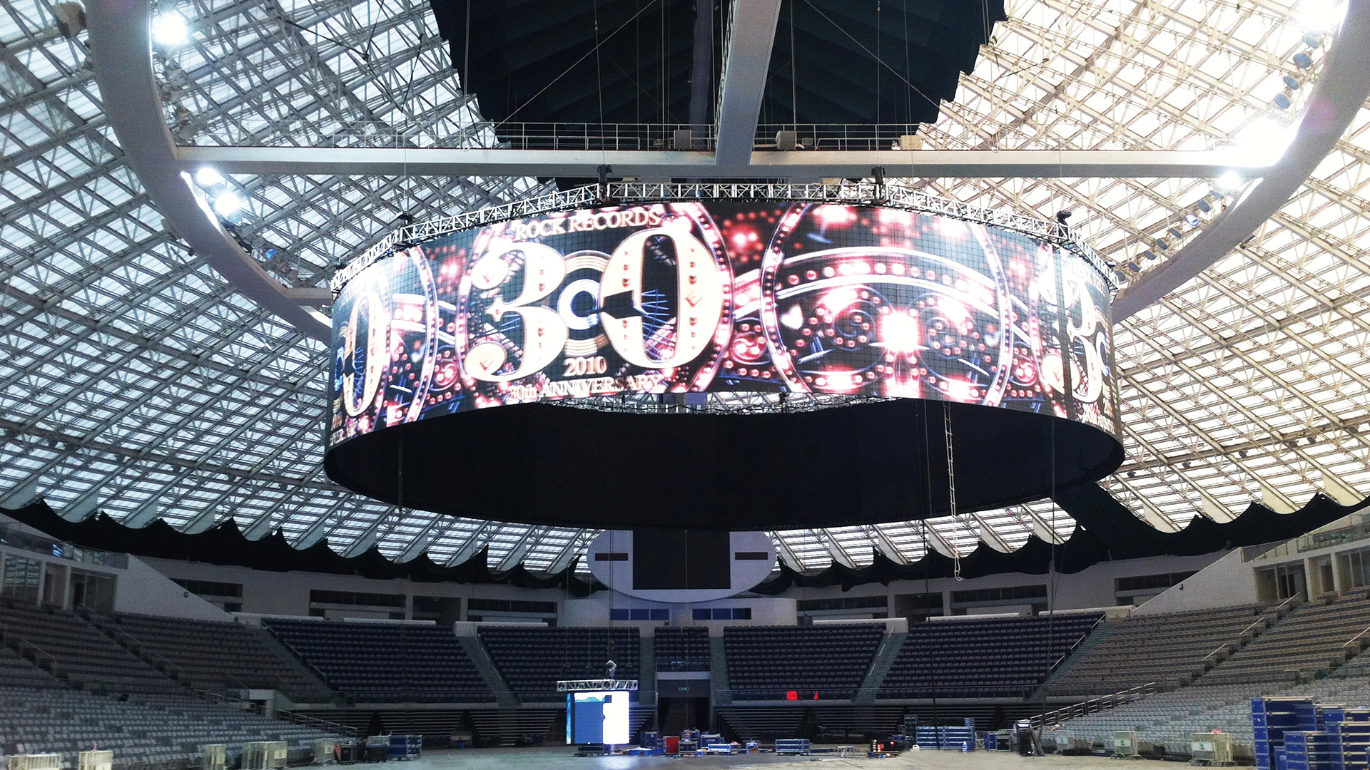 Circular foldable LED stage display at Rolling Stone 30th Anniversary Concert Foldable LED display arranged in a large circular concert stage structure