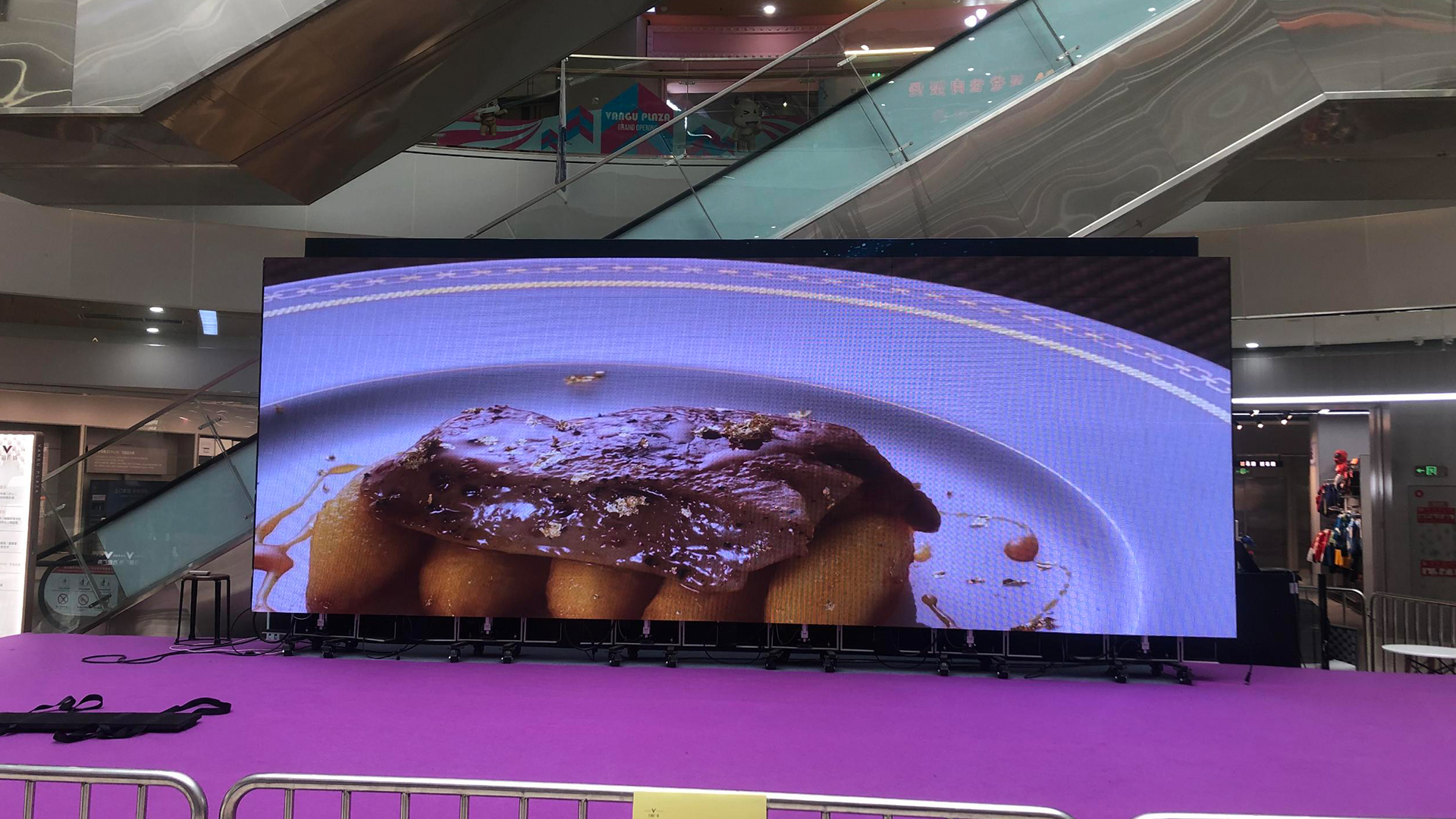 EP225 portable quick-assemble foldable LED display deployed in a Zhejiang shopping mall