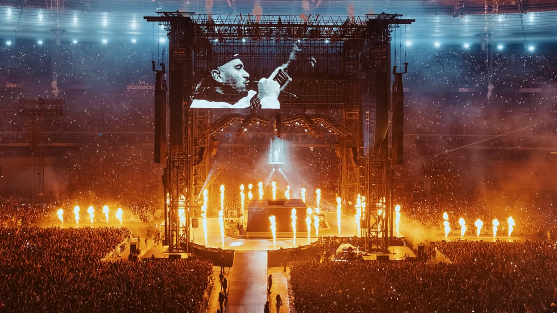 Liftable foldable LED display used at JUL concert at Stade de France