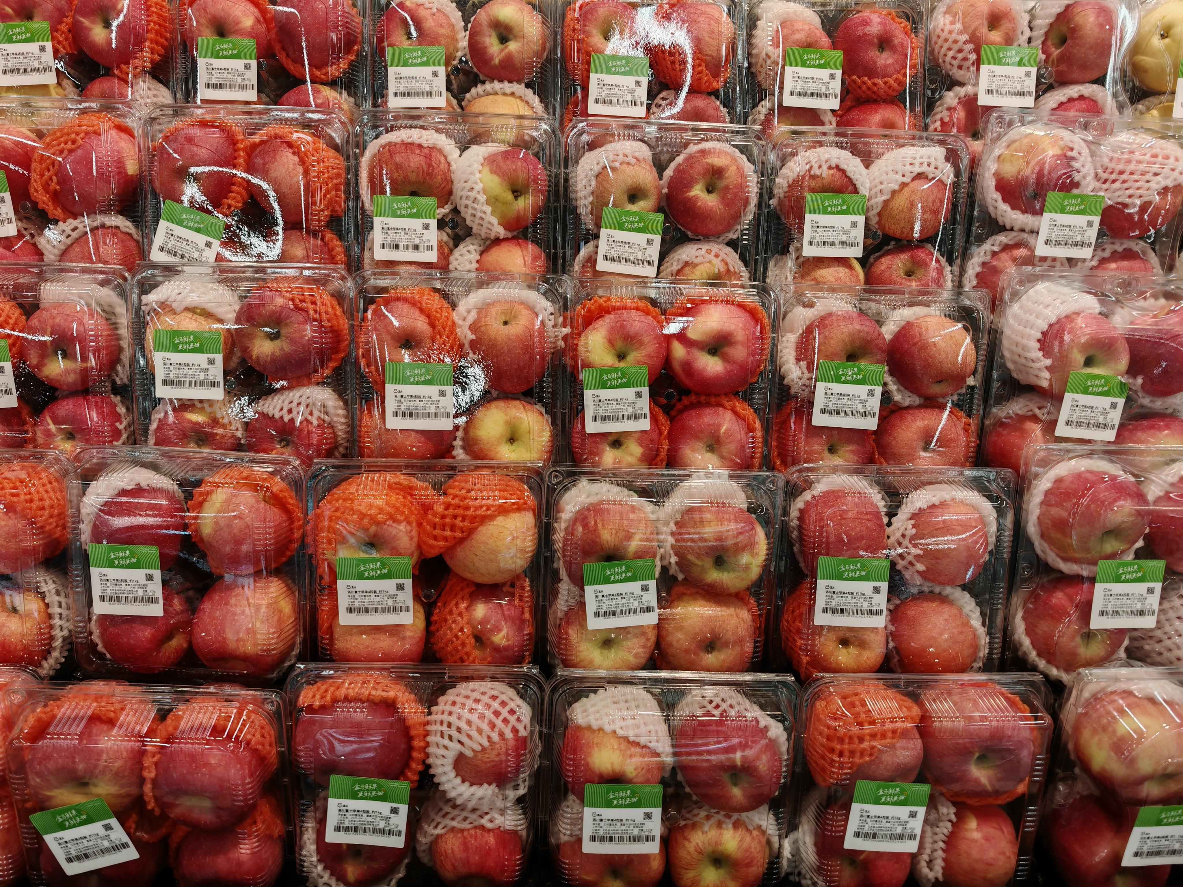 Food packaging containers in a practical retail and food service application