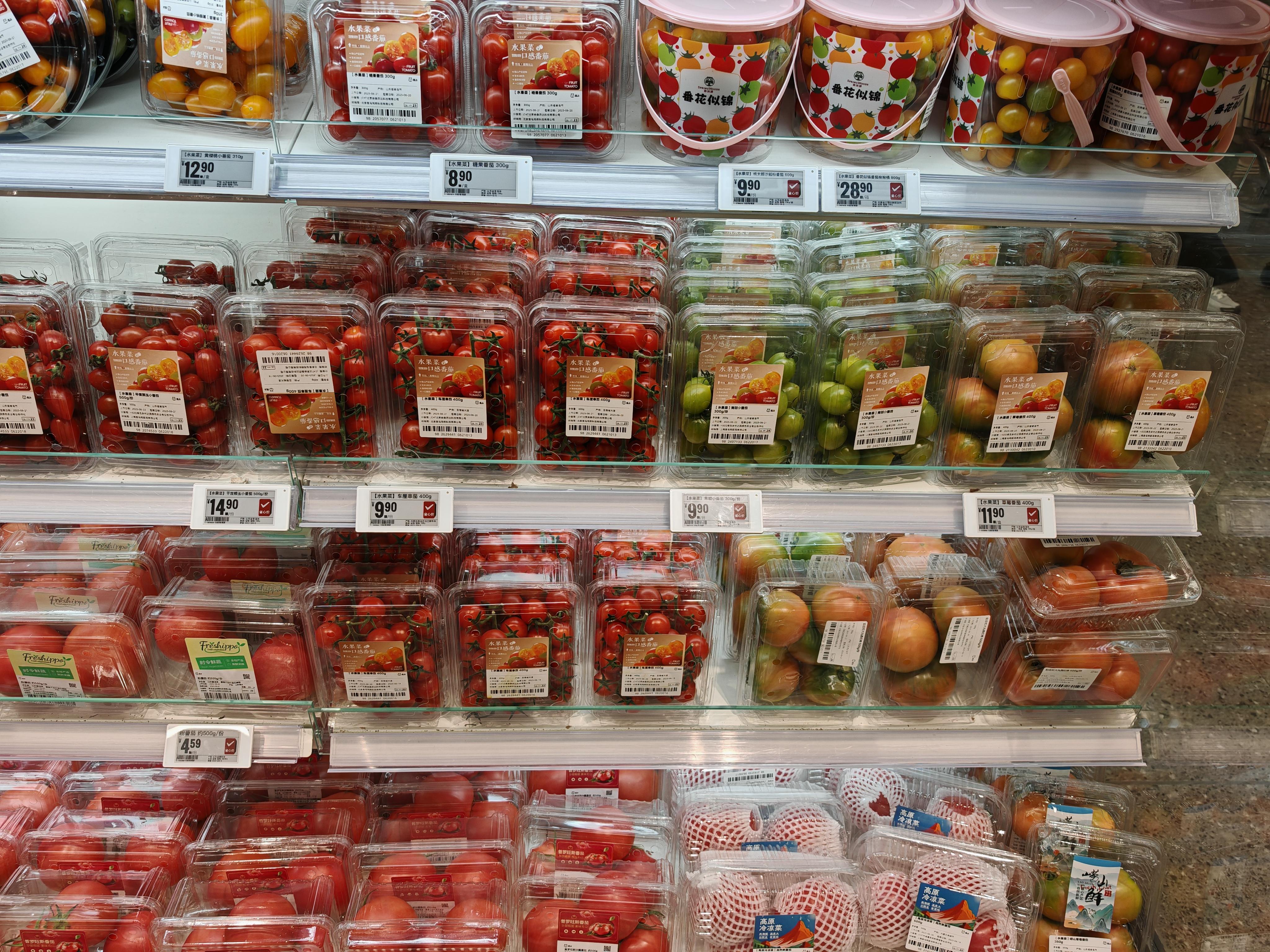 PET fresh produce containers used in practical supermarket application