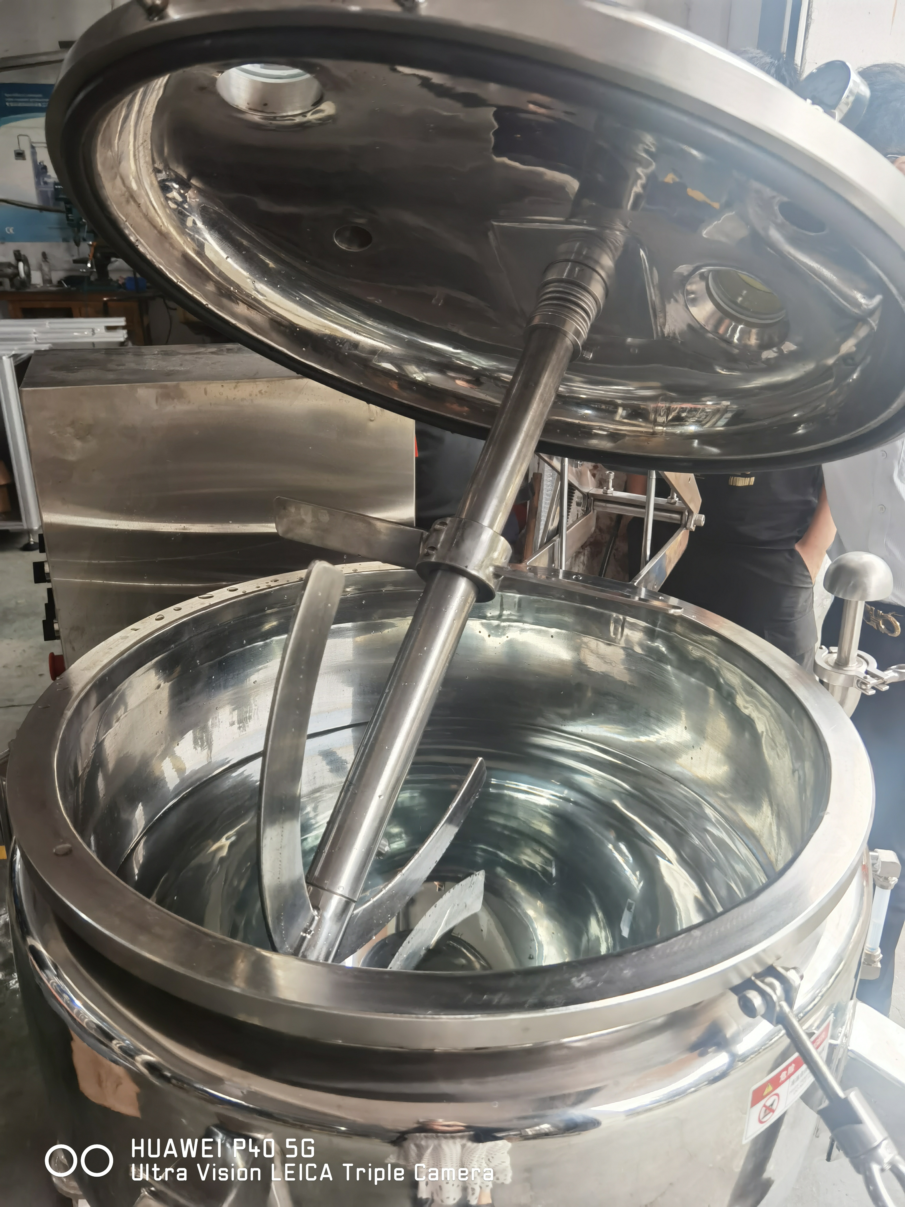 LID OPEN EASILY WITY AIR SPRING CONTROL