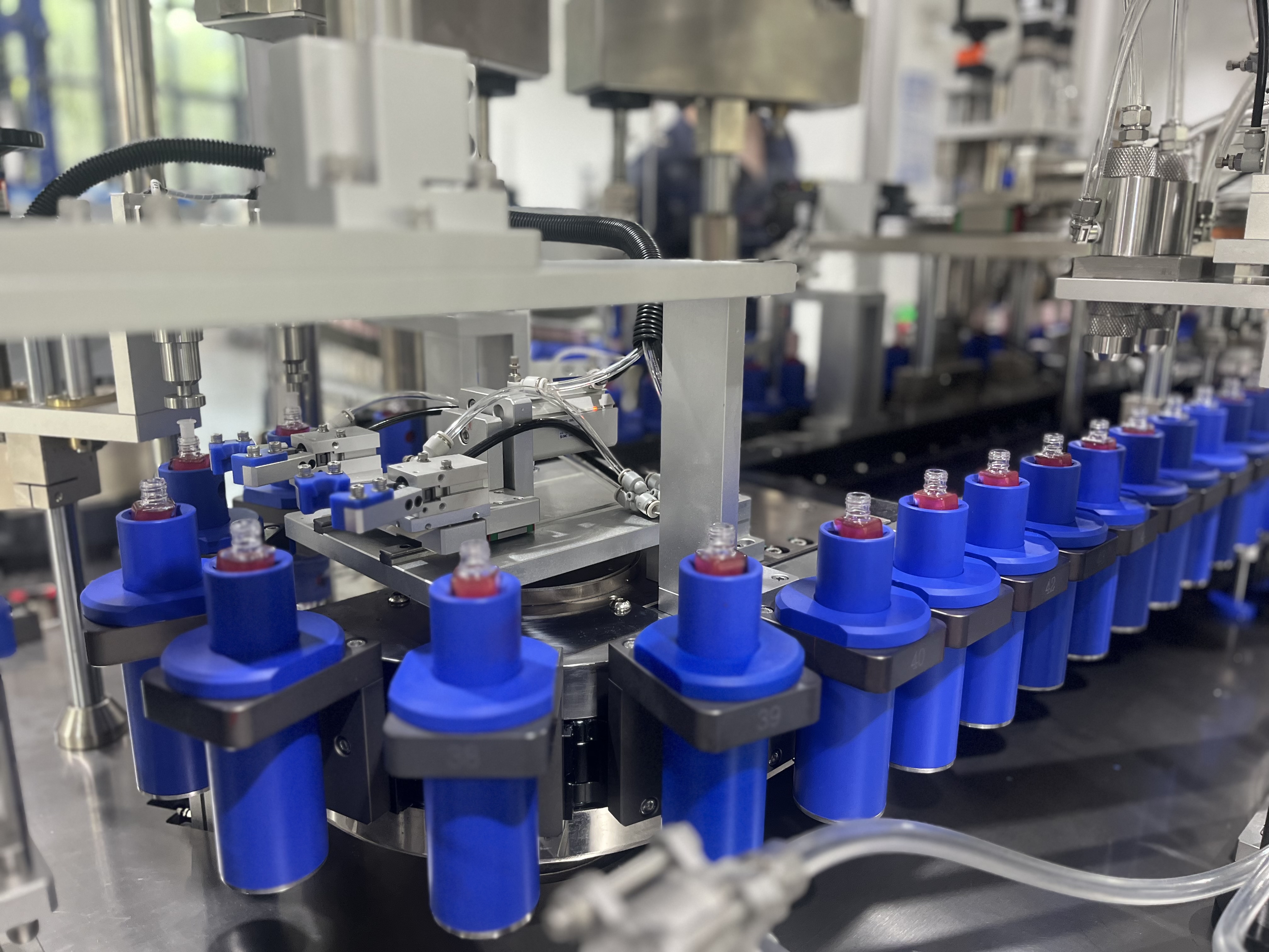 LIPGLOSS FILLING MACHINE FOR LIPGLOSS IN GLASS BOTTLE