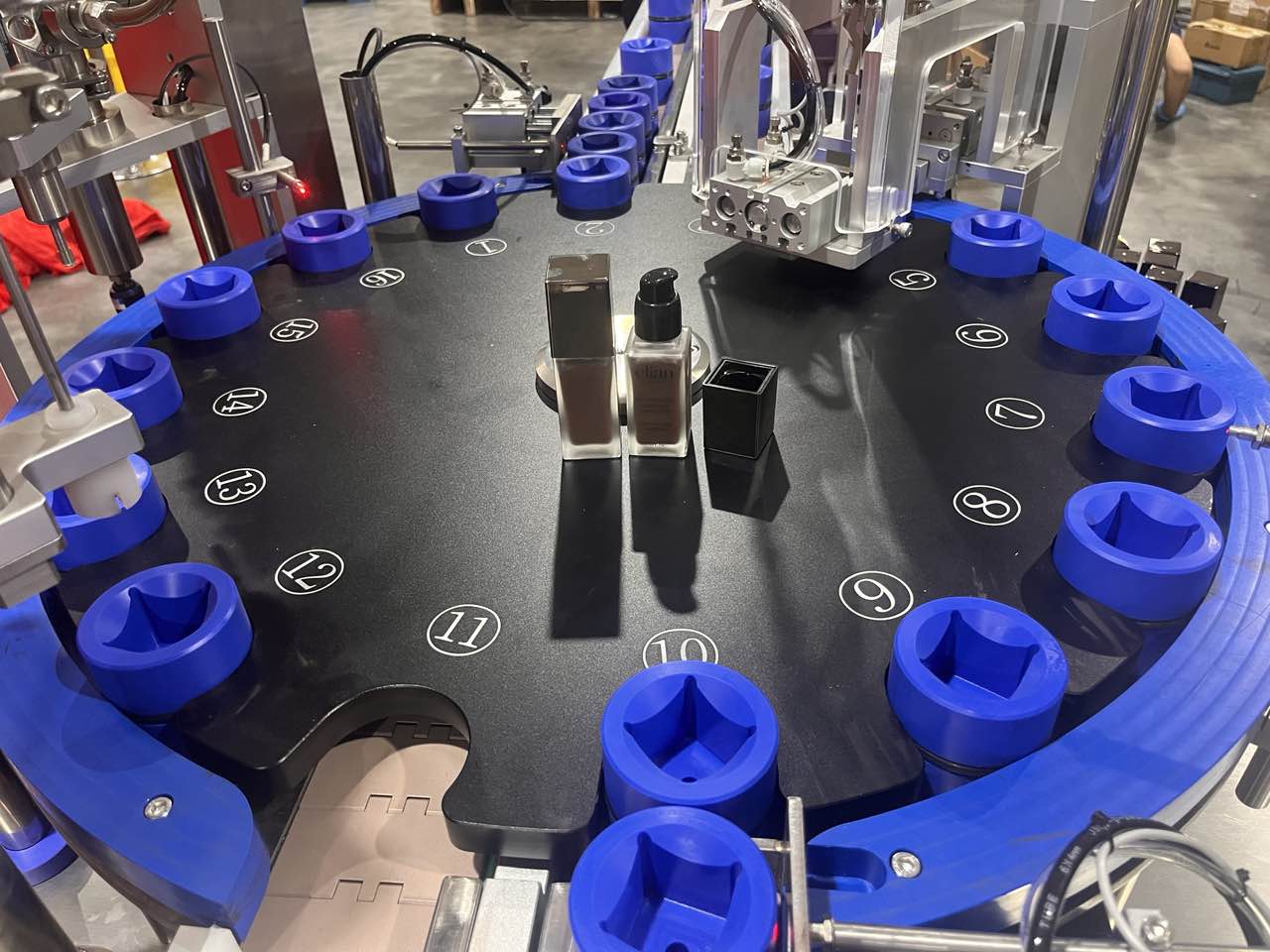 ROTARY TABLE FOR THE LIQUID FOUNDATION BOTTLE