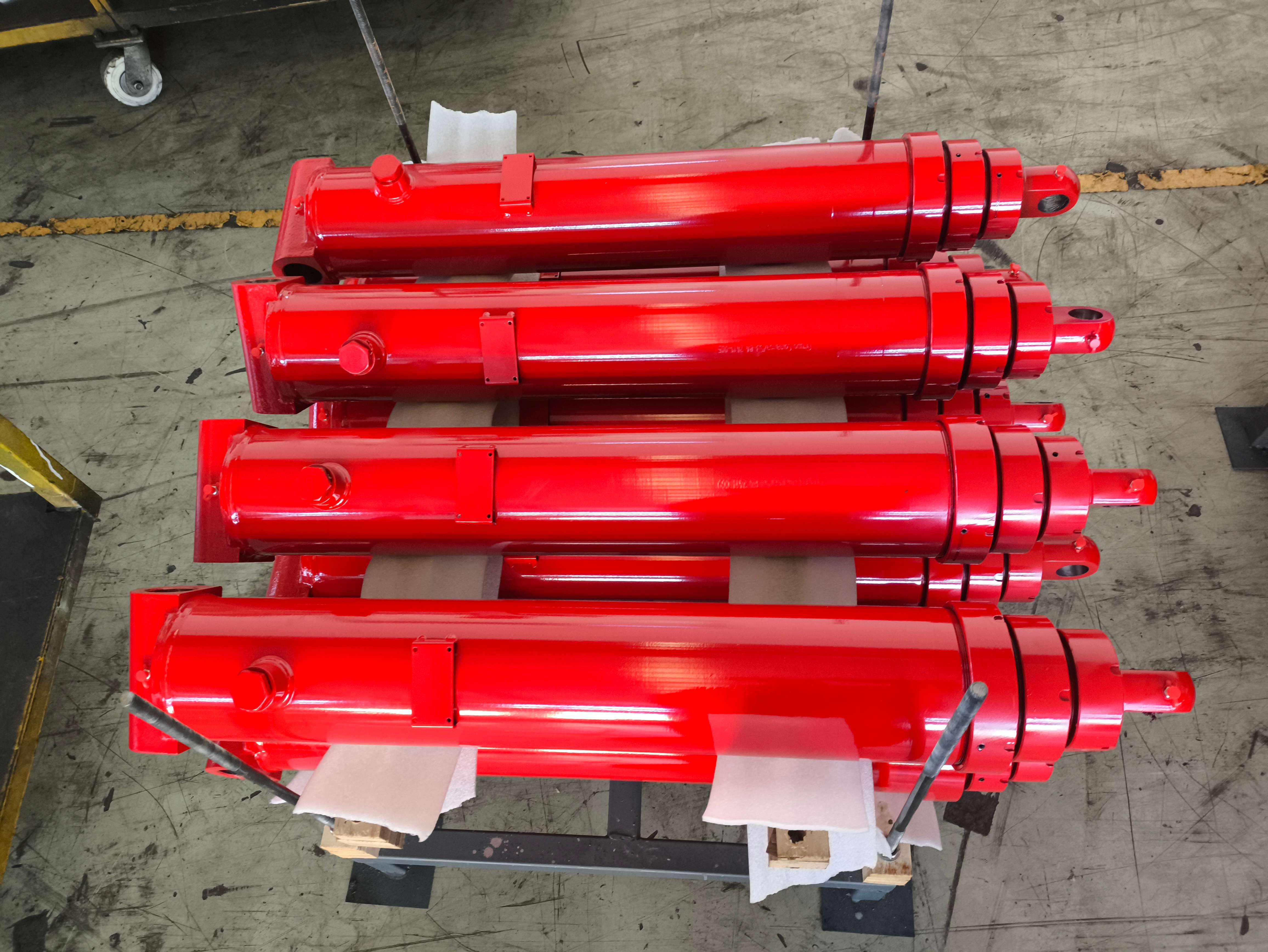 Multi-stage telescopic hydraulic cylinder for dump truck applications