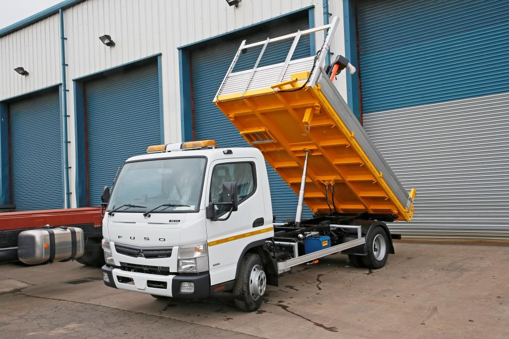 Under-body telescopic cylinder installed on raised tipper body