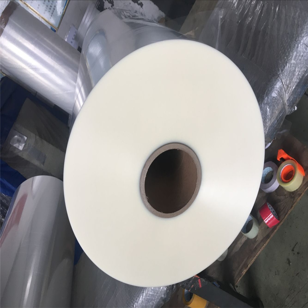 Gloss no-primer BOPP film with high optical clarity for thermal lamination