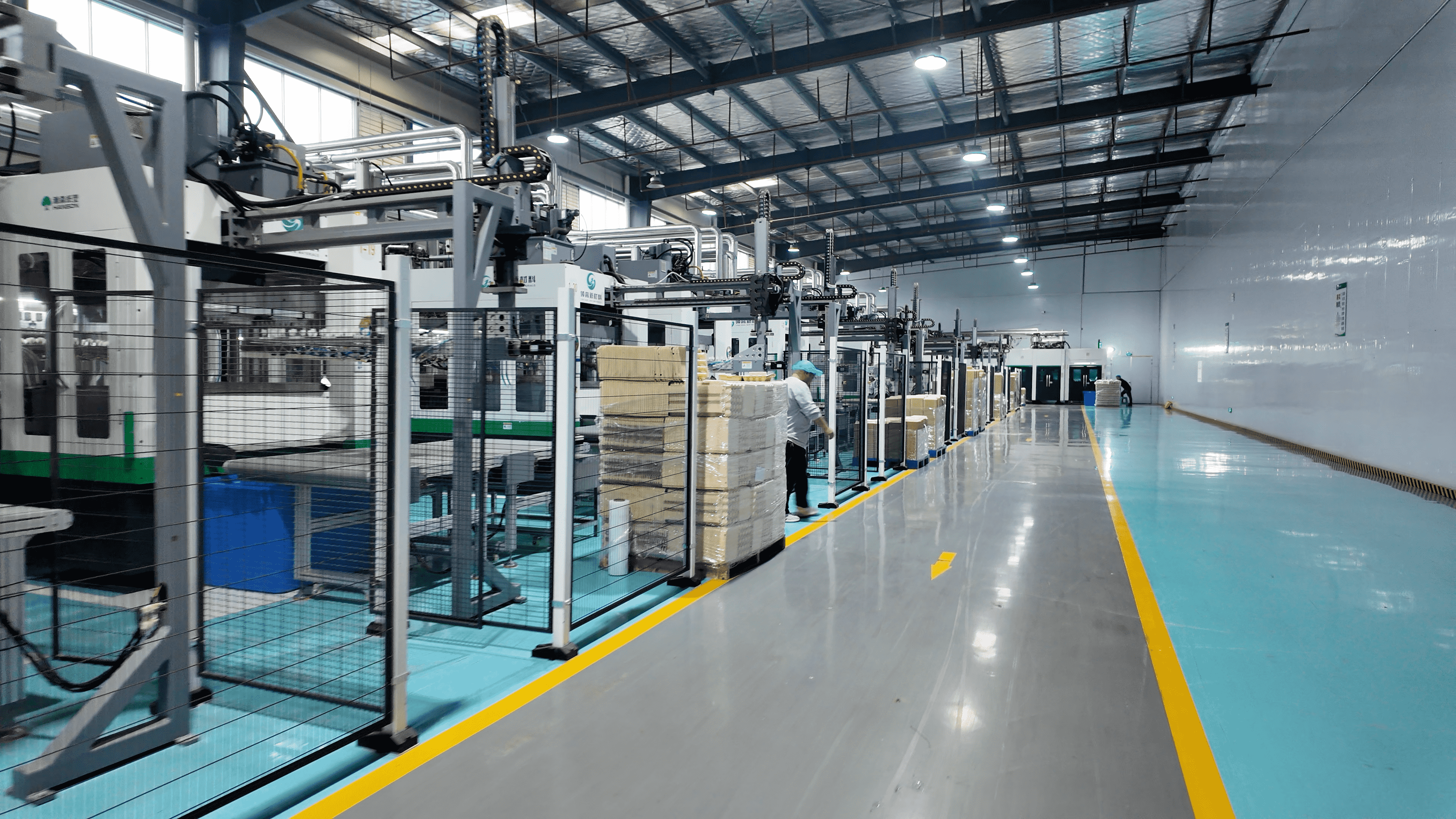 Integrated pulp preparation and forming area inside a turnkey pulp molding plant