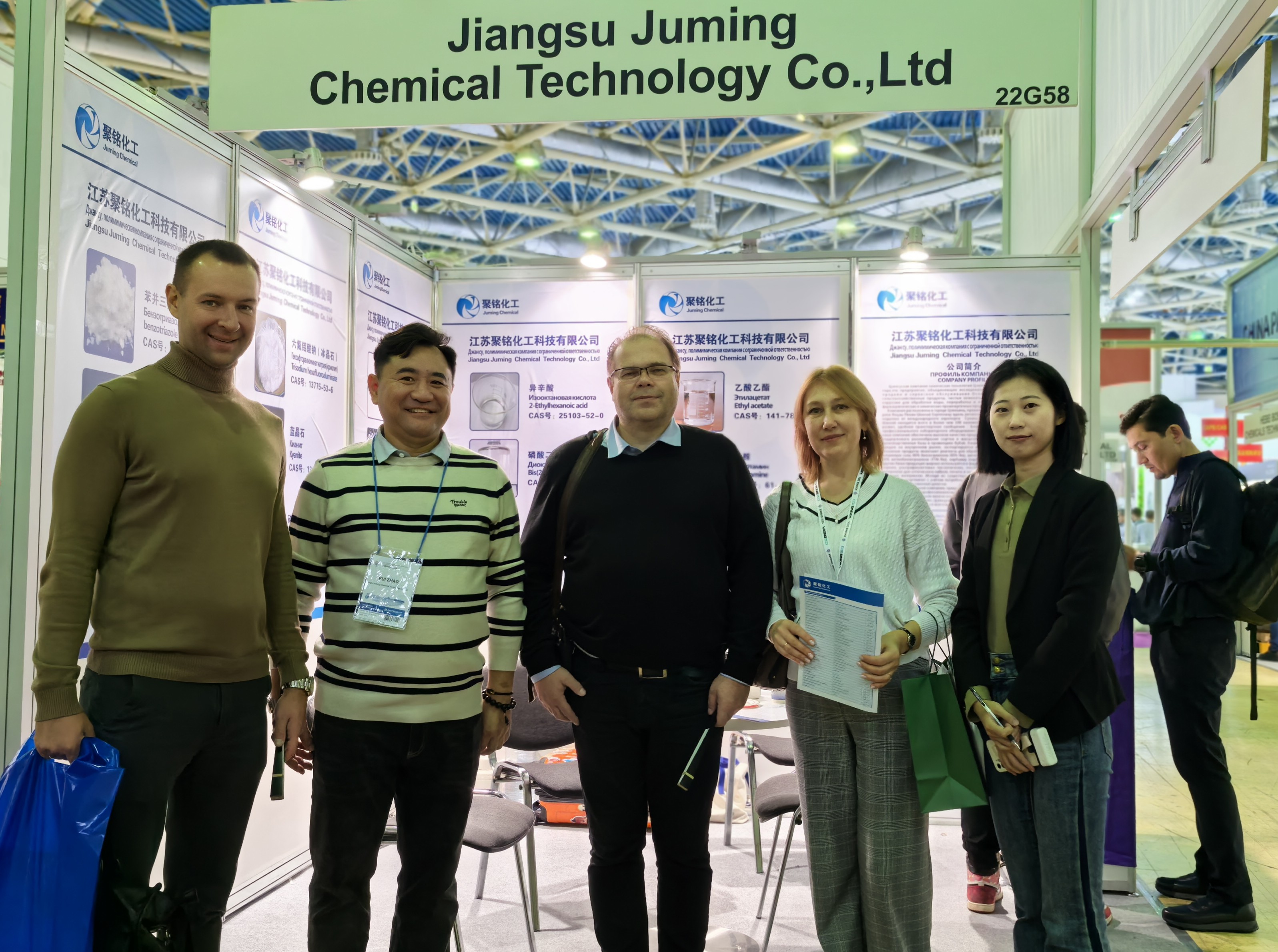 Technical exhibition discussion between chemical supplier representatives and international buyers