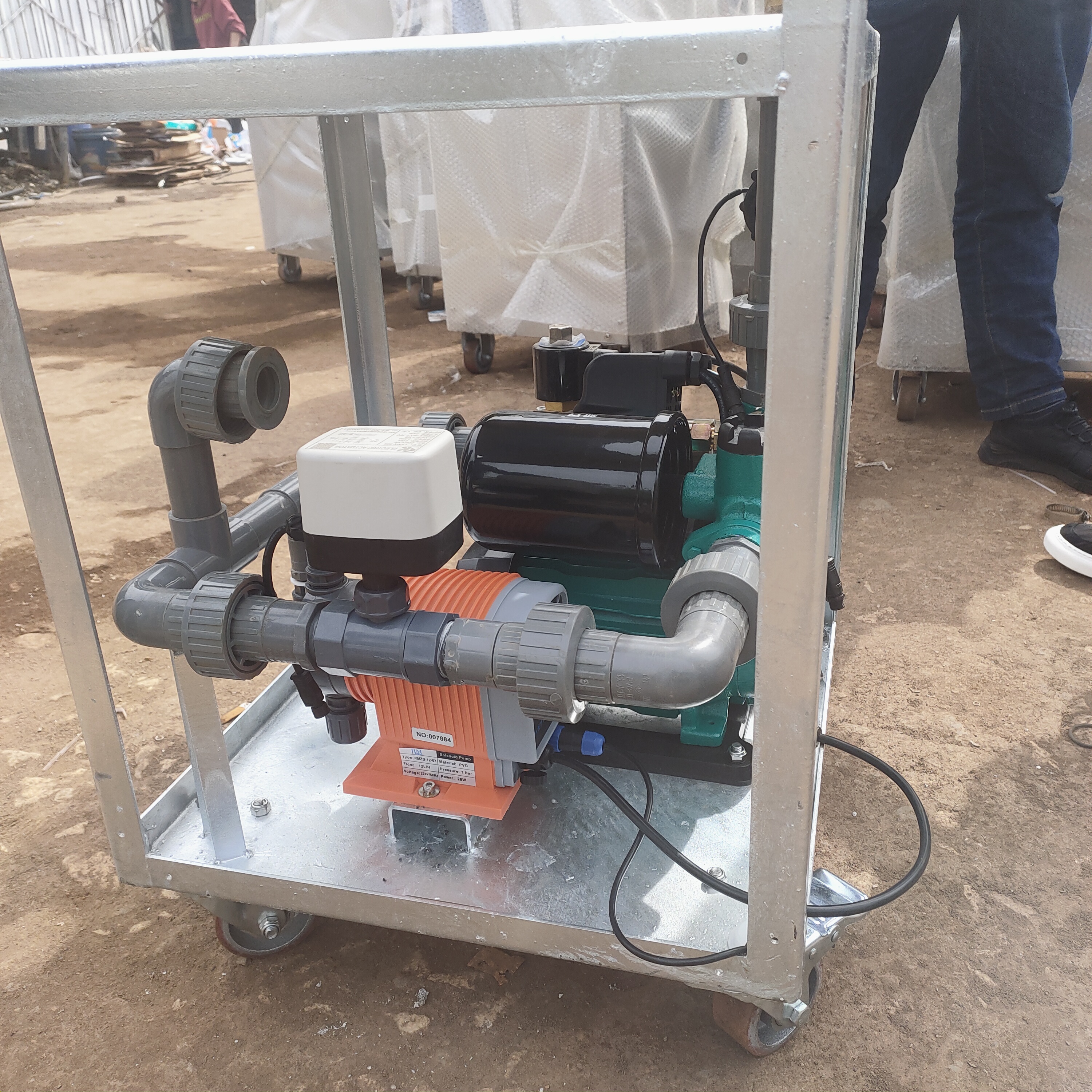 Dosing device installed for nutrient solution dosing in a livestock project