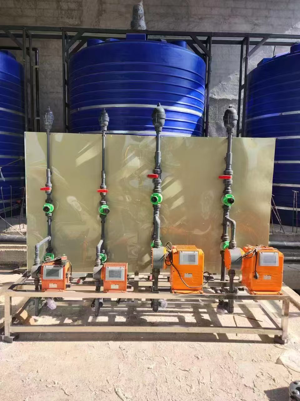 Automatic chemical dosing device using dosing pumps for industrial water treatment