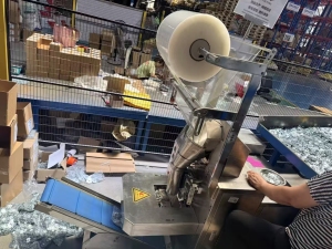Semi-automatic packaging machine in packaging workshop
