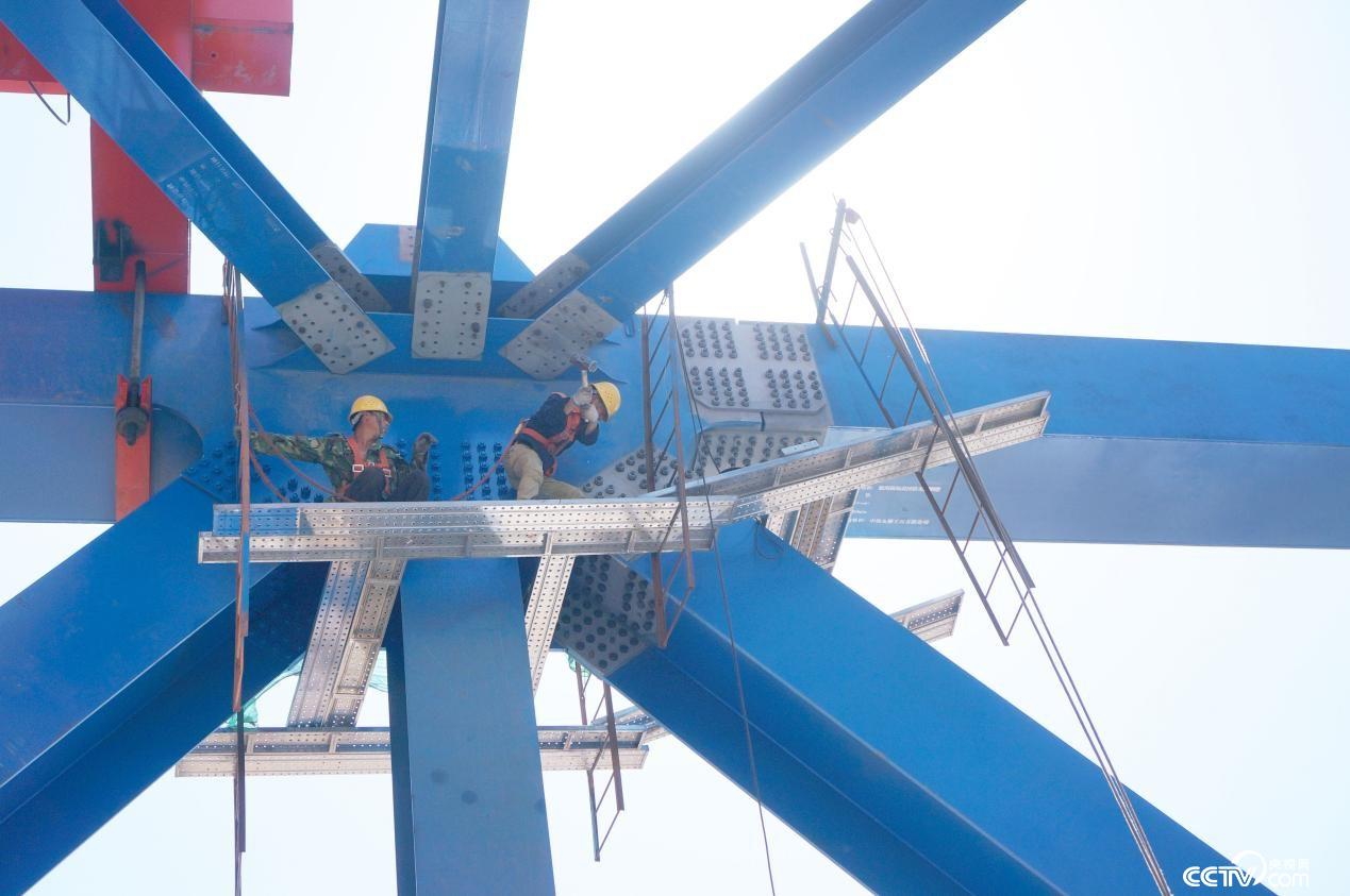 Bolt construction for high-altitude joints of large-scale steel structure bridge