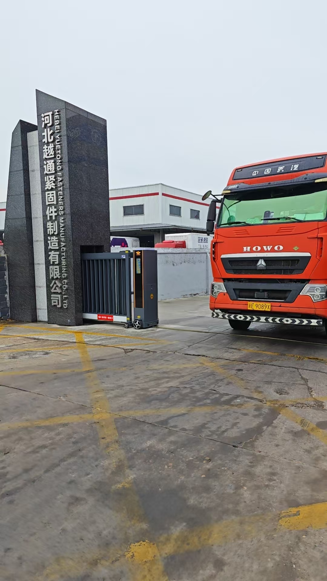 Export container loading of packaged carbon steel hex bolts