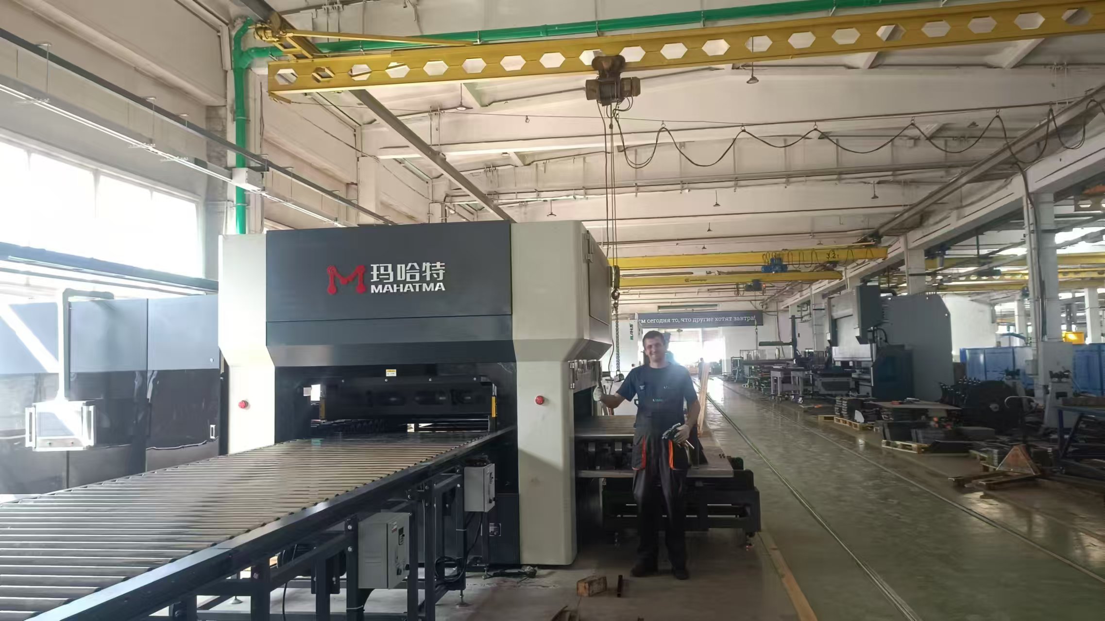 Hydraulic leveling machine installed at a customer site for thick plate processing