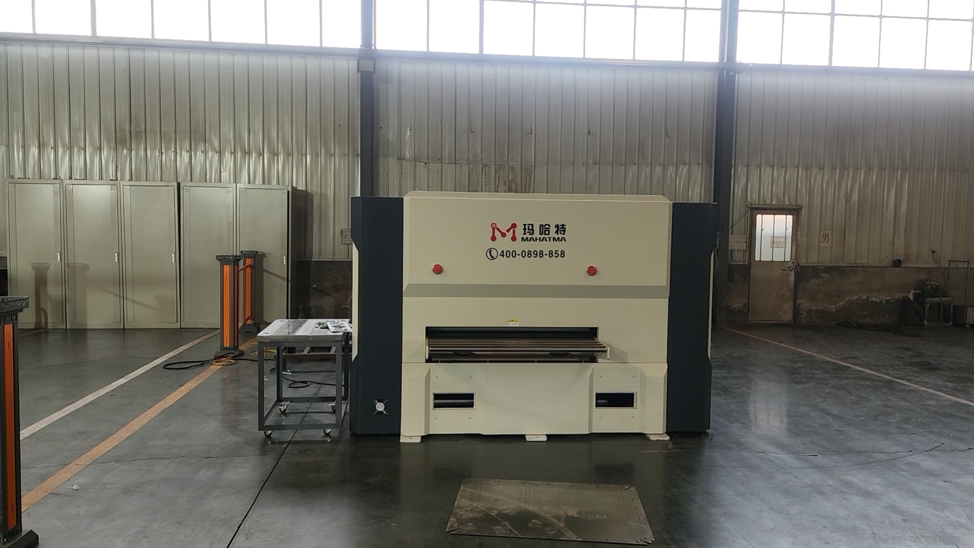 Leveling machine roll box detail