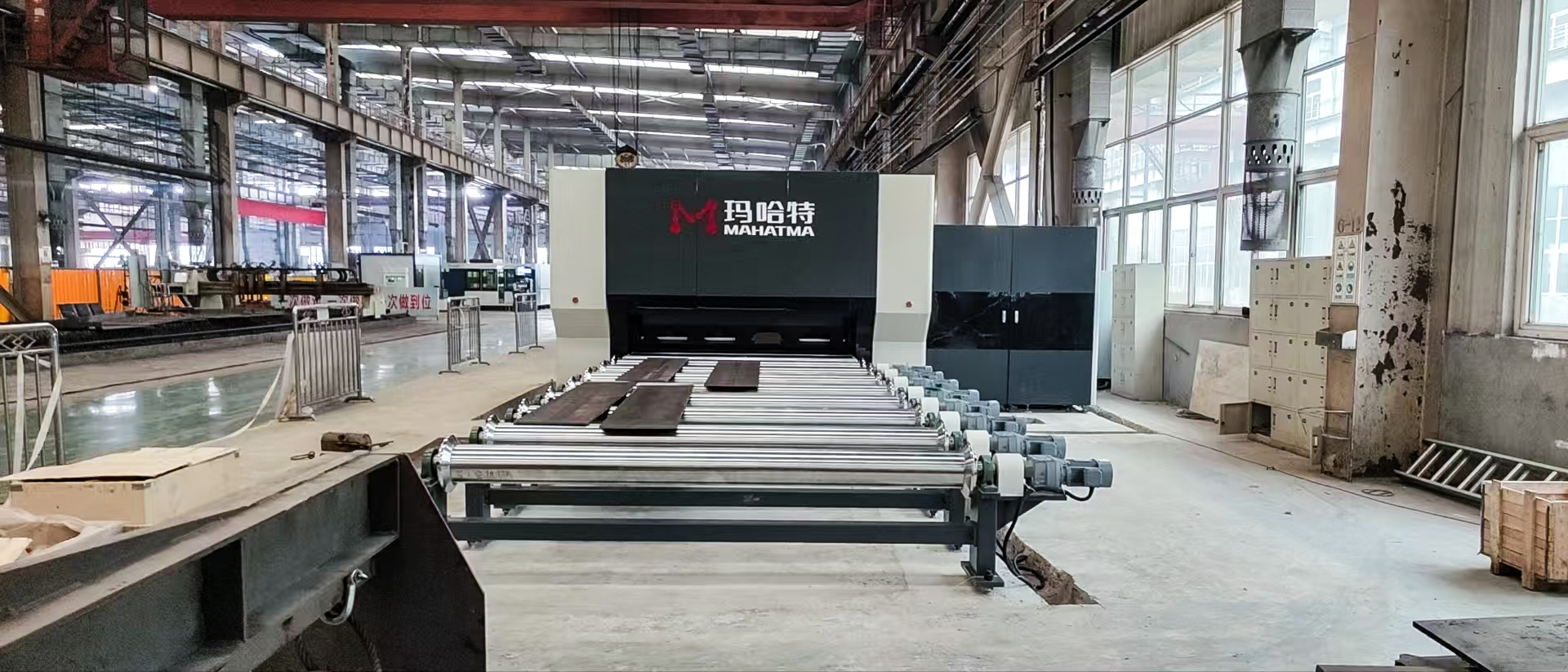 Operator using MHTR60 leveling machine for thin sheet