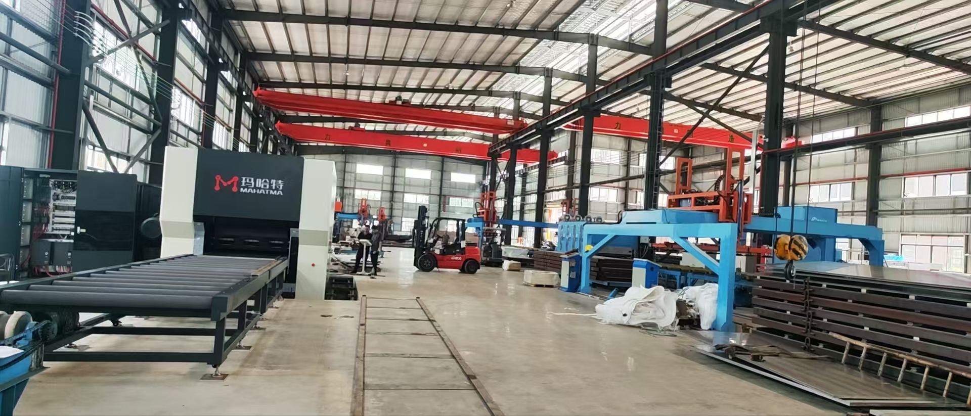 On-site Operation of Servo-Hydraulic Leveling Machine at Customer's Facility