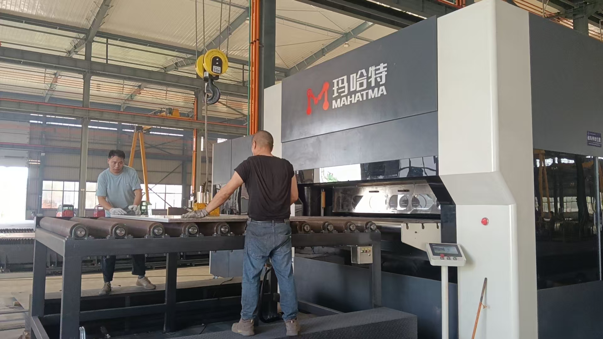 Hydraulic leveler leveling thick steel plate at customer site