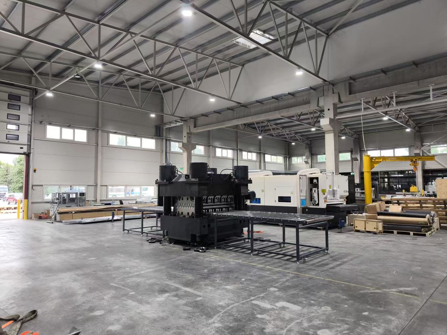 MAHATMA hydraulic leveler installed at a metal processing customer site