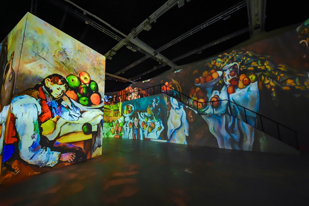 Large-scale 4K video wall and projection display driven by a rotating splicing video wall controller in an exhibition hall