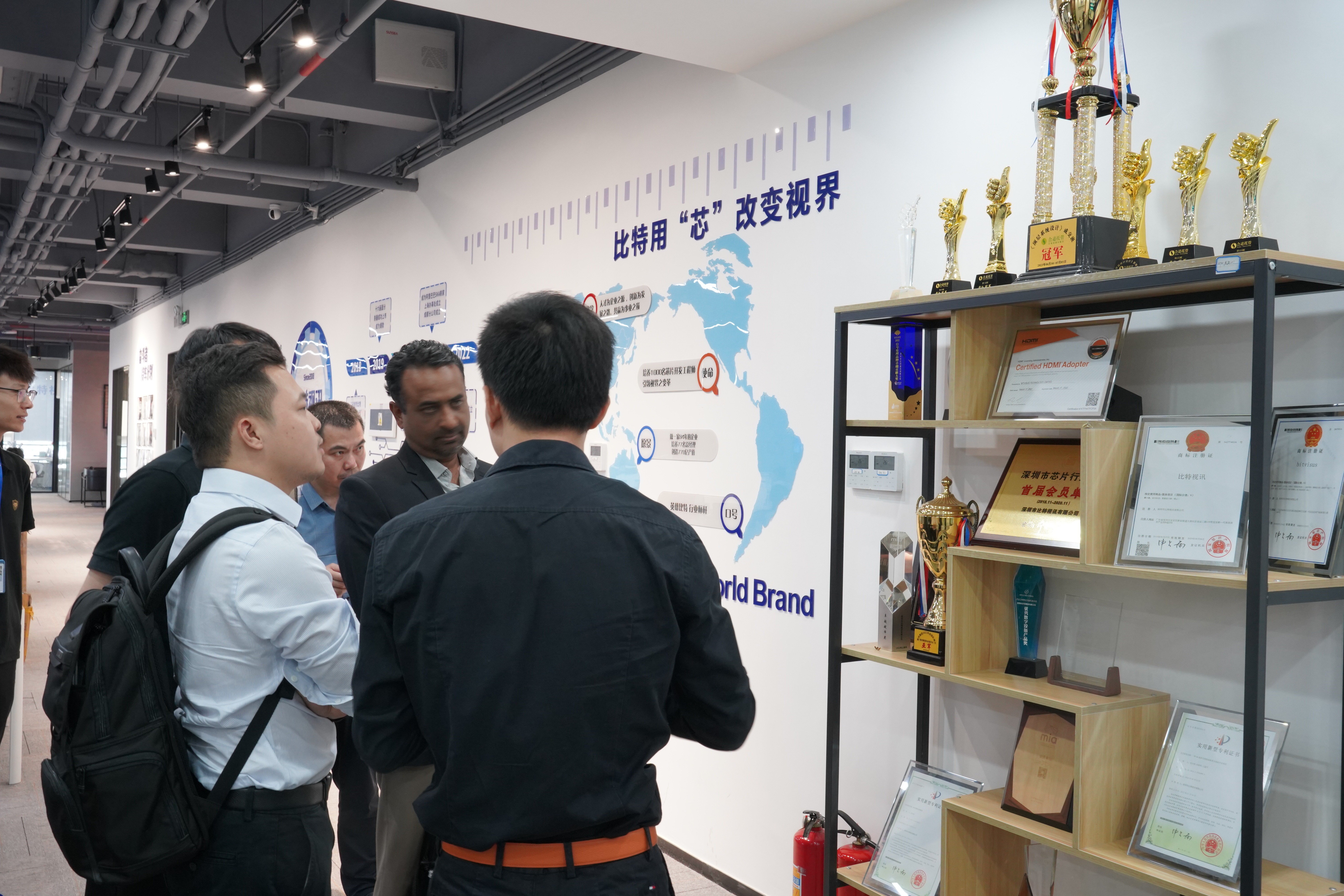 Customer visit at the Bitvisus video wall controller manufacturing facility, supporting supplier verification and long-term after-sales cooperation