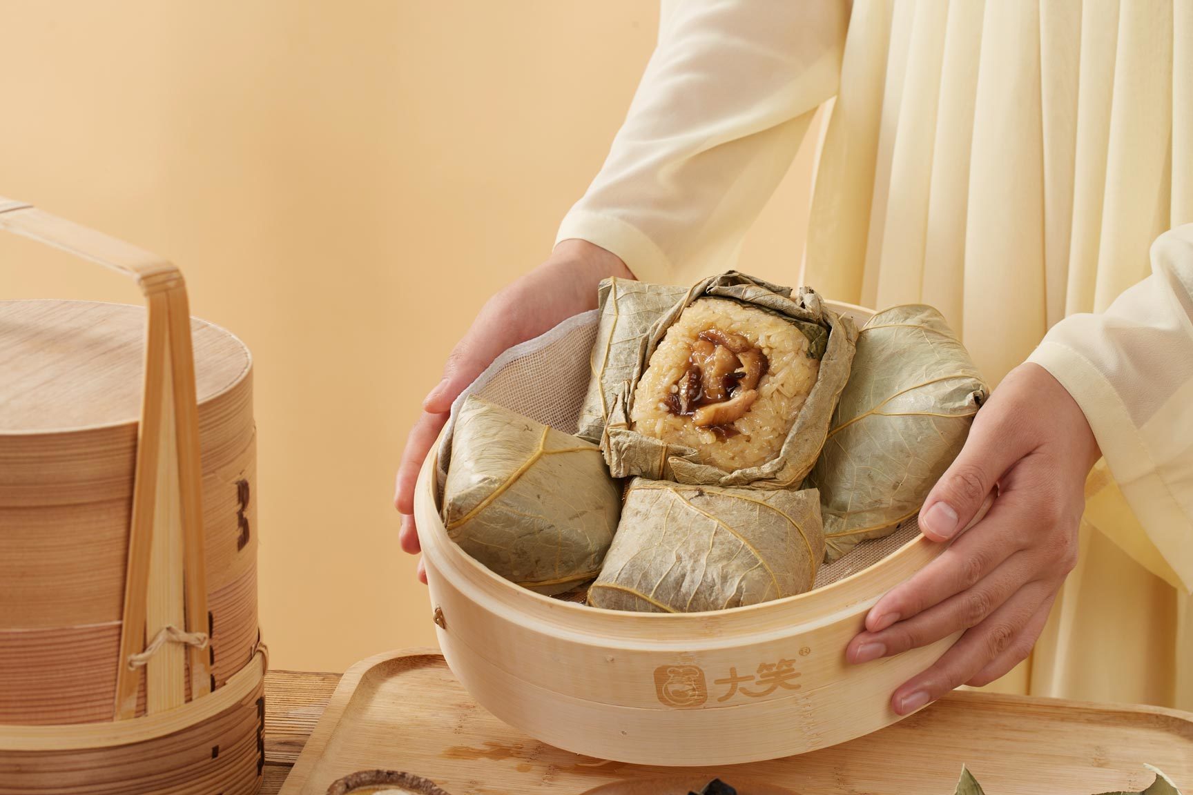 900g glutinous rice chicken dim sum with lotus leaf