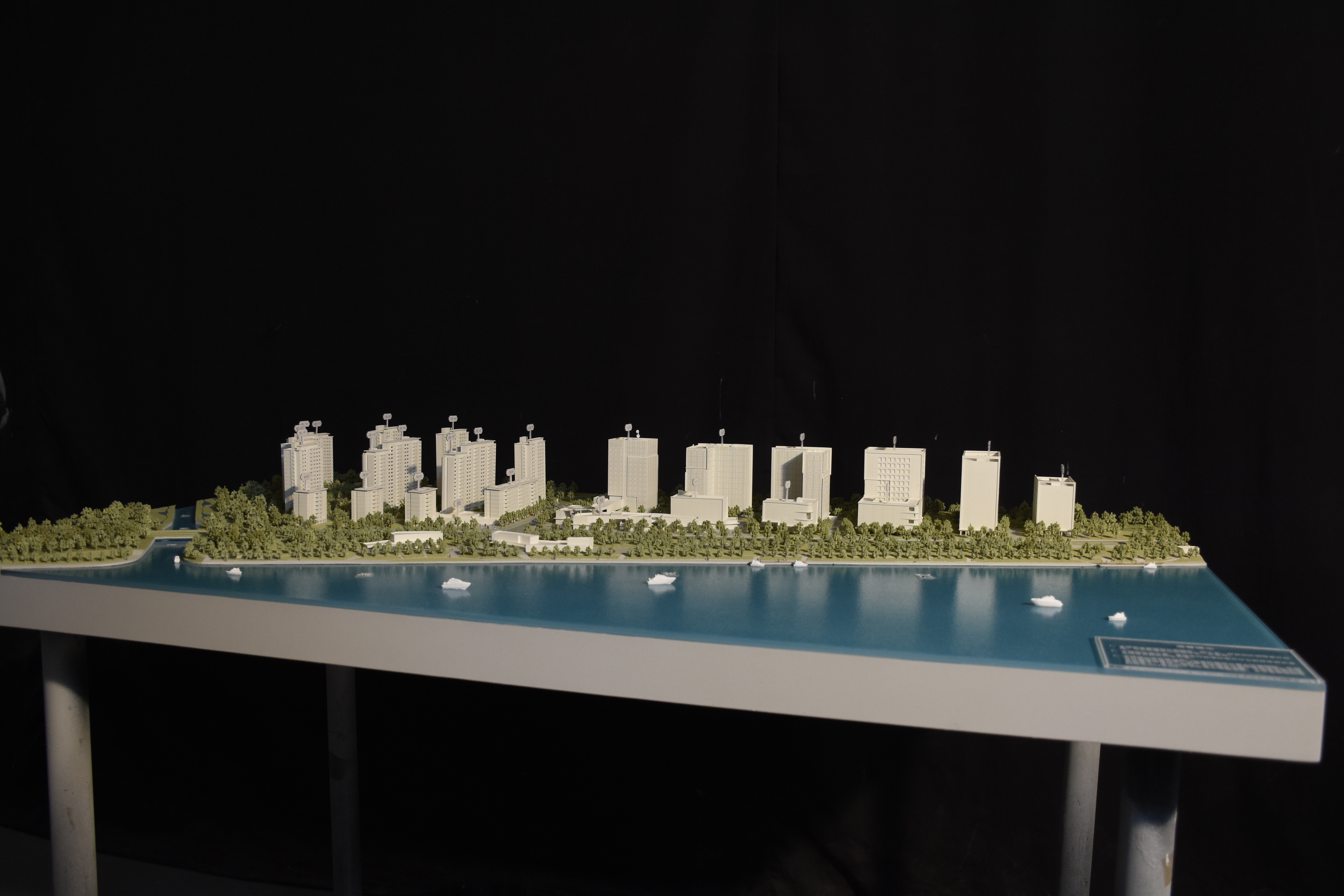 Touring exhibition sand table model prepared for repeated transport between sales centers and exhibition venues