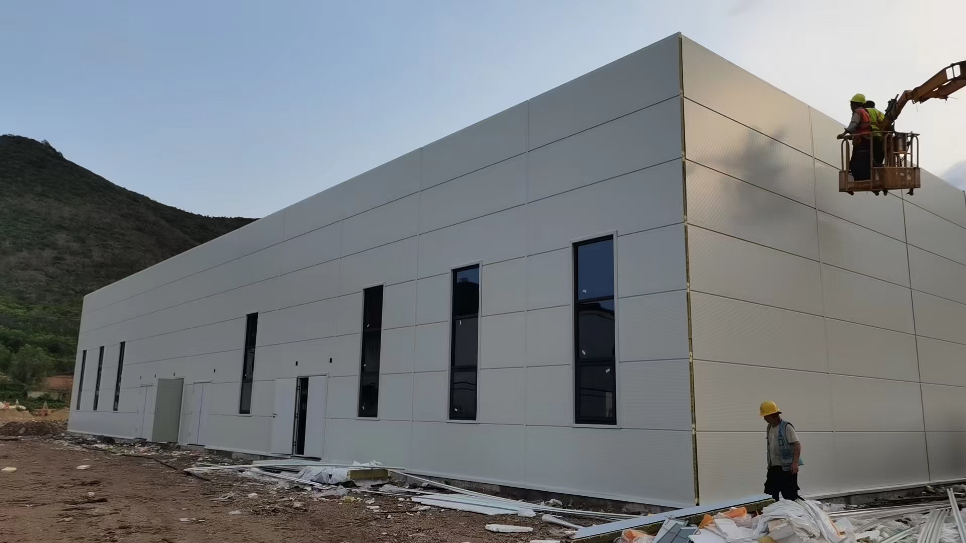 Prefabricated steel structure workshop with crane-ready portal frame AOTIAN-SSW-601