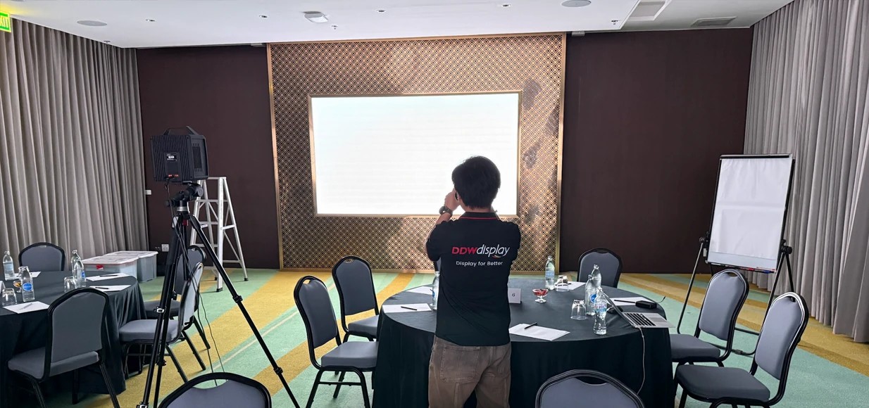 QDCOB Series P1.56 Quantum Dot COB LED video wall installed as an indoor fine-pitch display wall
