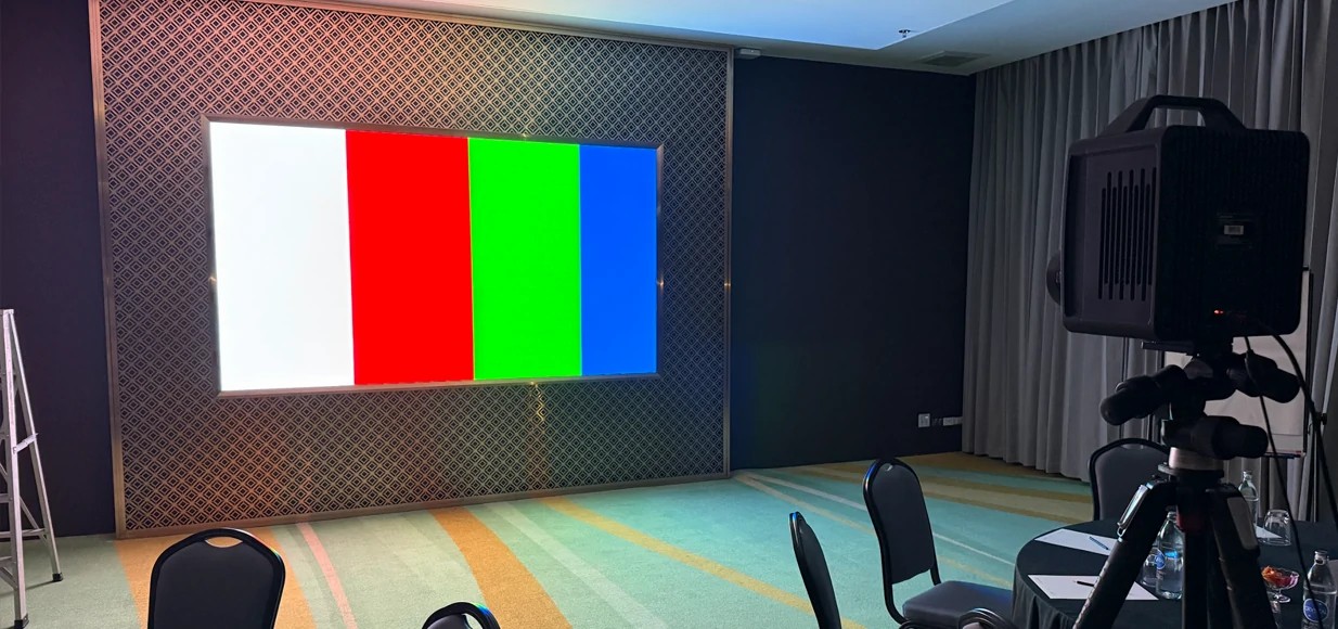 Fine-pitch COB LED display wall configured for control room and command centre applications