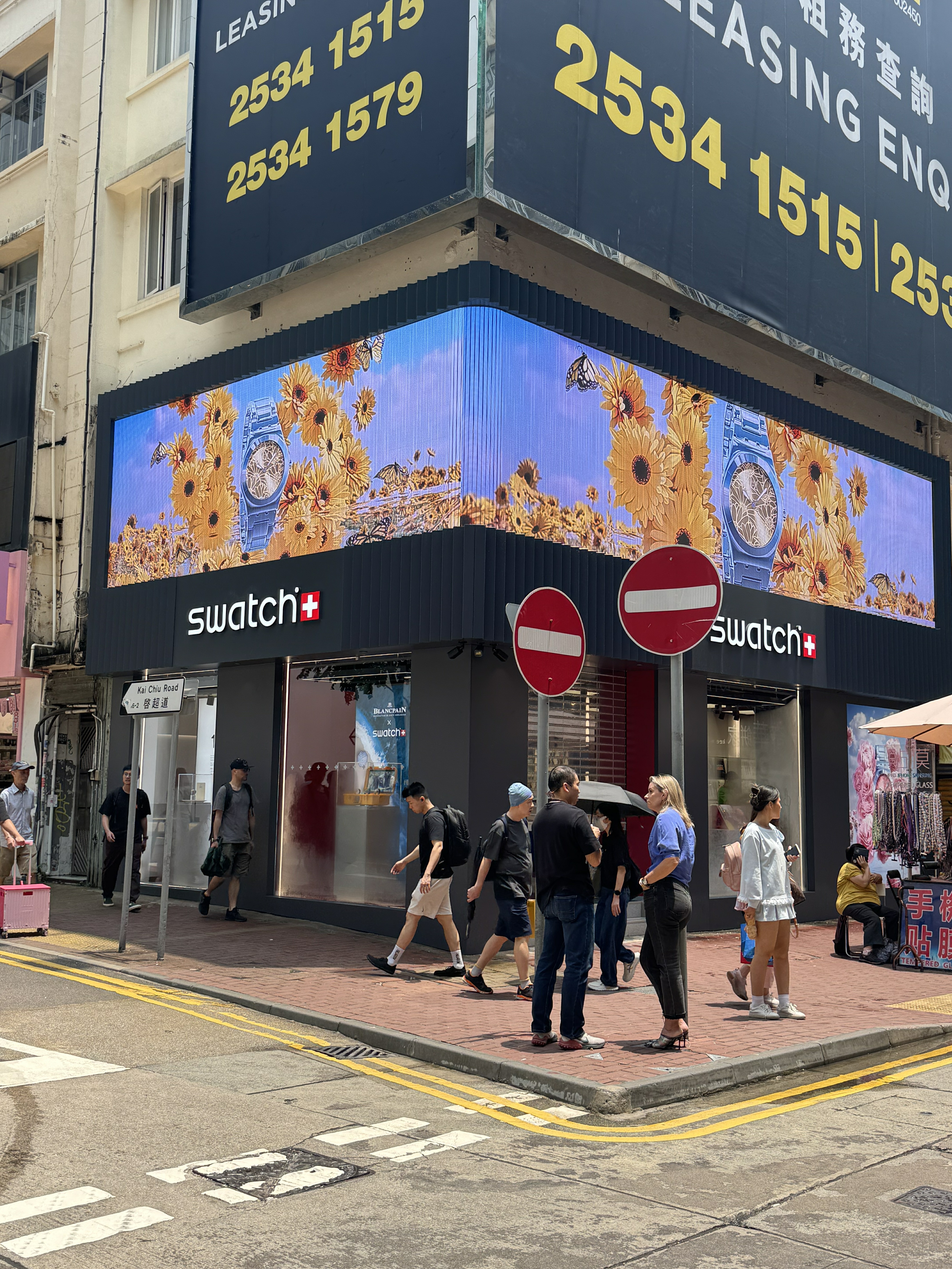 FA Series P3.91 outdoor fixed LED display used for retail storefront advertising