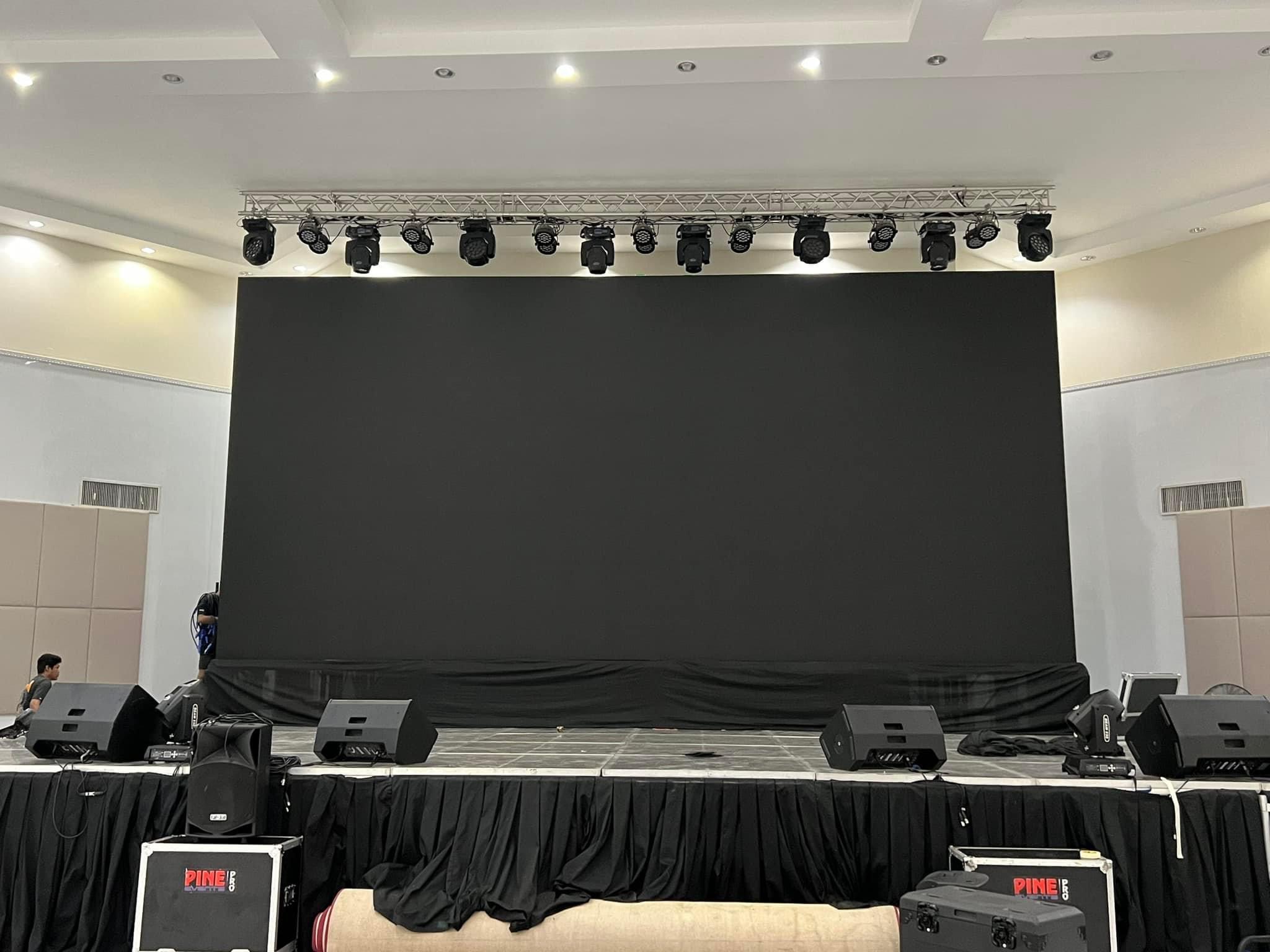 20㎡ D Series P2.976 indoor rental LED display used for a live stage event in Mexico