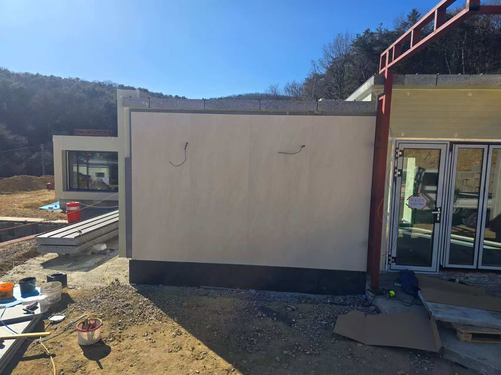 Exterior decorative wall panel application using waterproof silica mineral wall panel