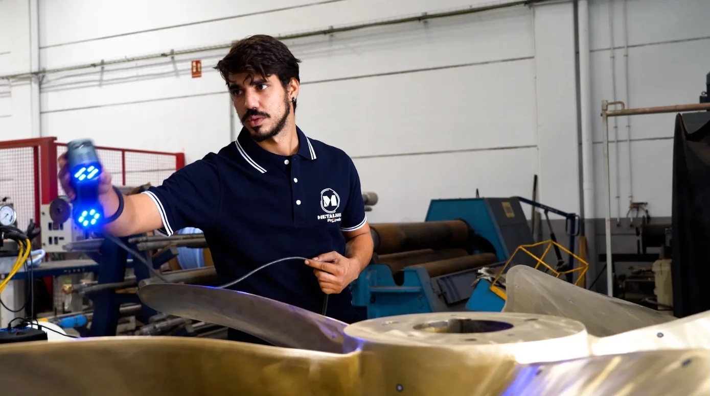 Scanning a marine propeller with a FreeScan Combo handheld 3D scanner in a repair workshop