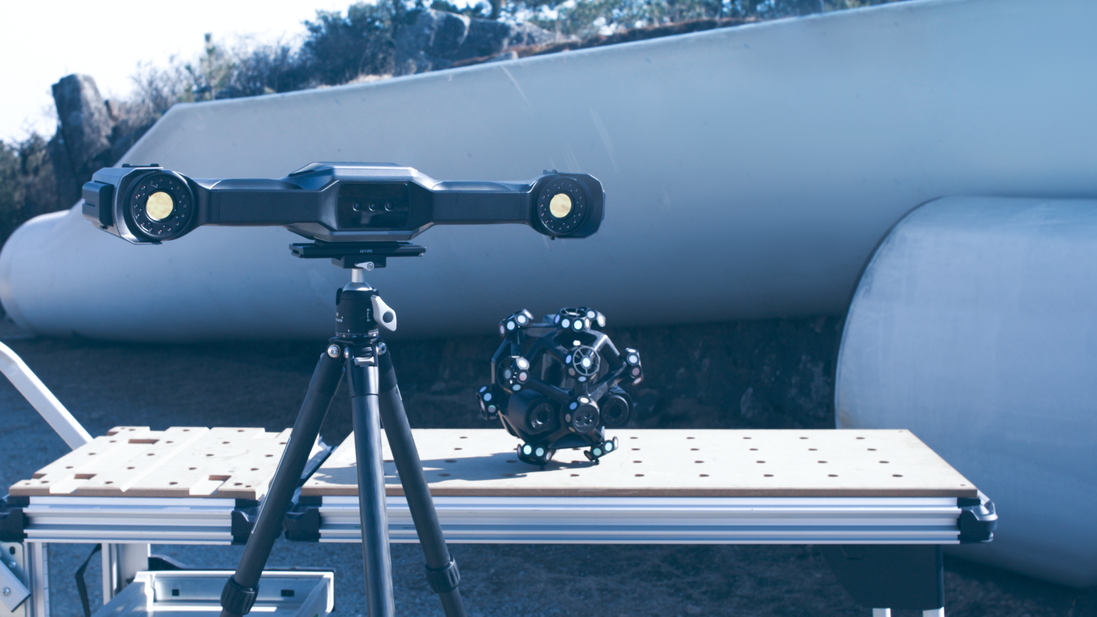 Wireless Dynamic Tracking 3D Scanner with 0.02 mm Accuracy - FreeScan Trak Nova TE Nova Plus