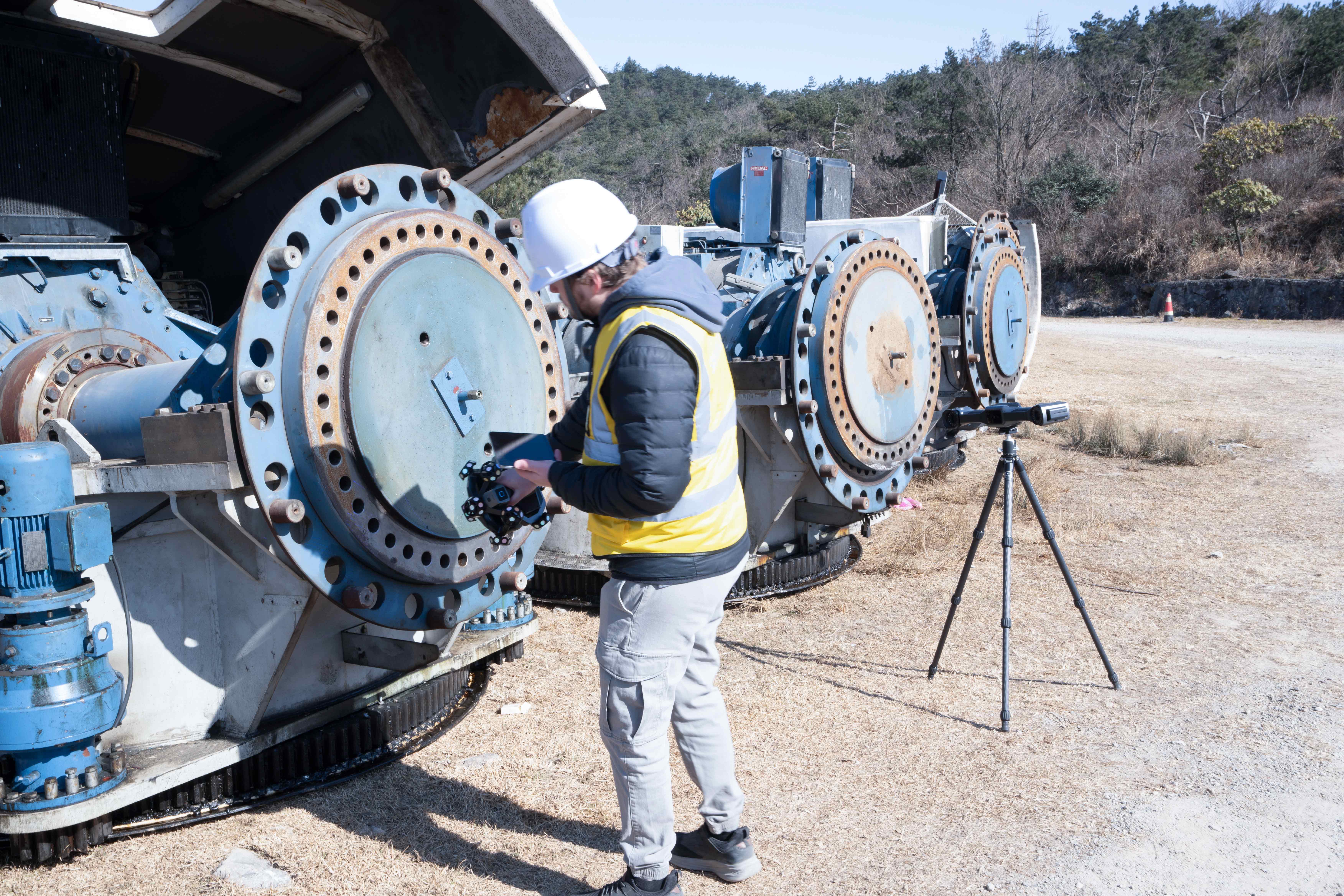 FreeScan Trak Nova wireless dynamic tracking 3D scanning system for large marine and heavy industry components