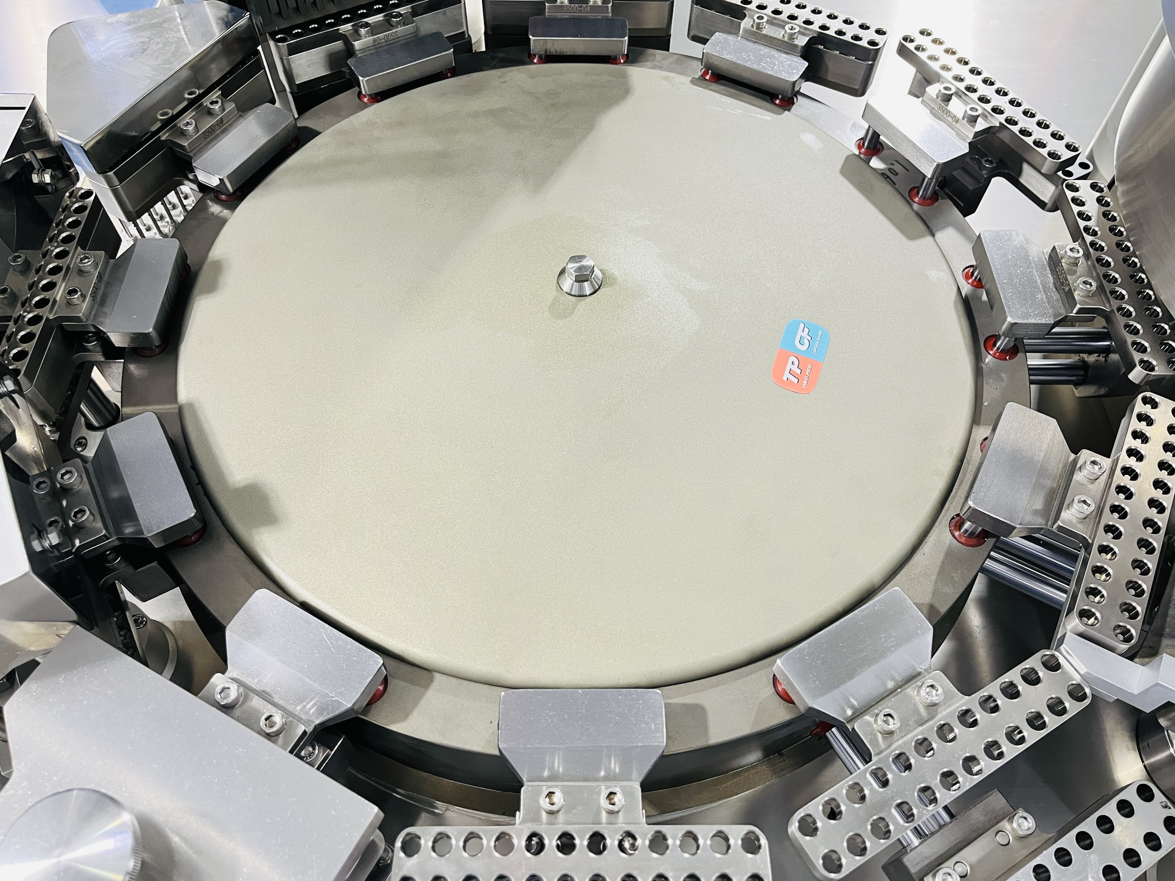 Capsule filling machine configured for hard-capsule production in a pharmaceutical workshop