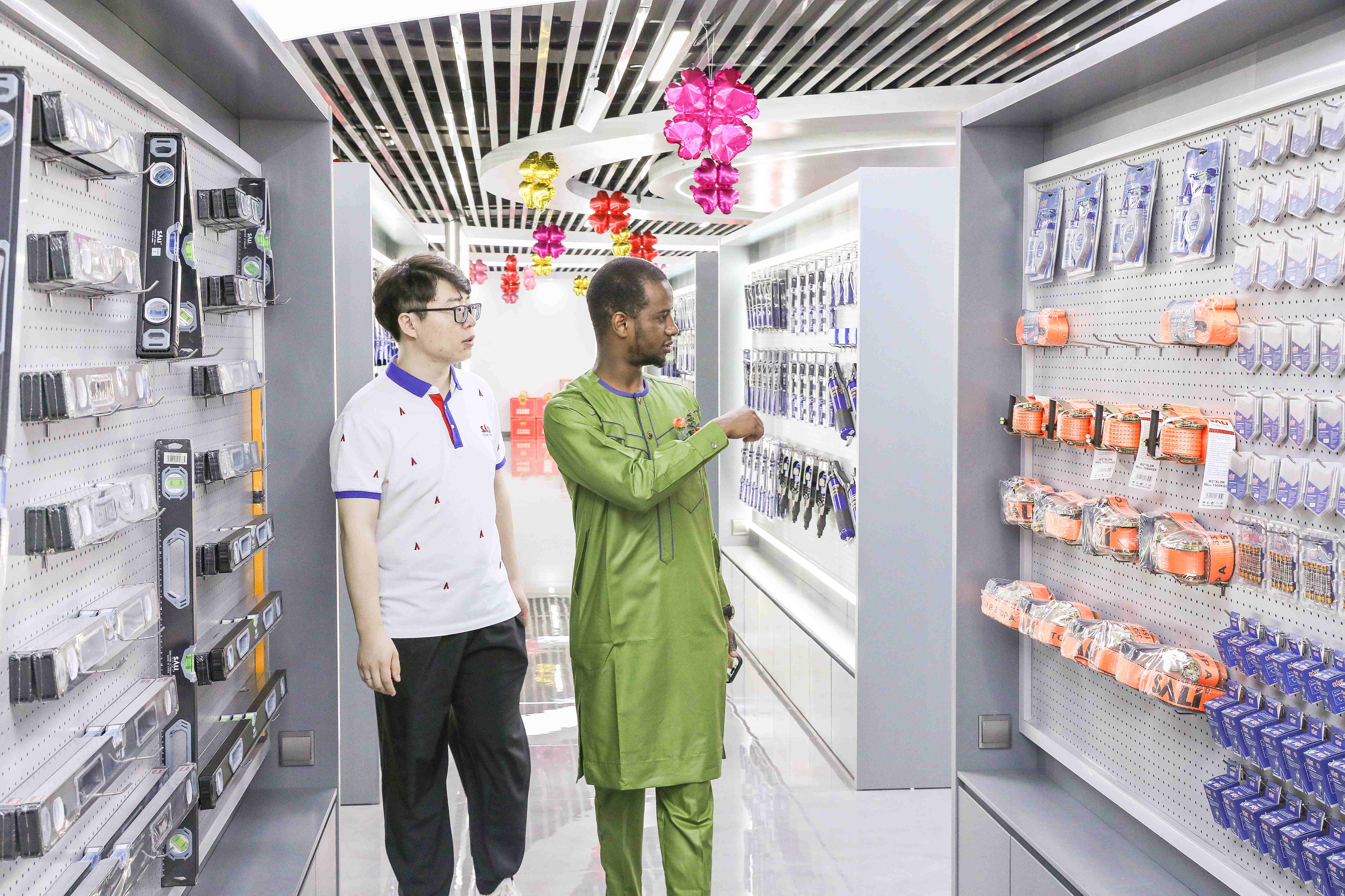 SALI Tools 700 square metre Yiwu showroom displaying over 5,000 product types for partner visits