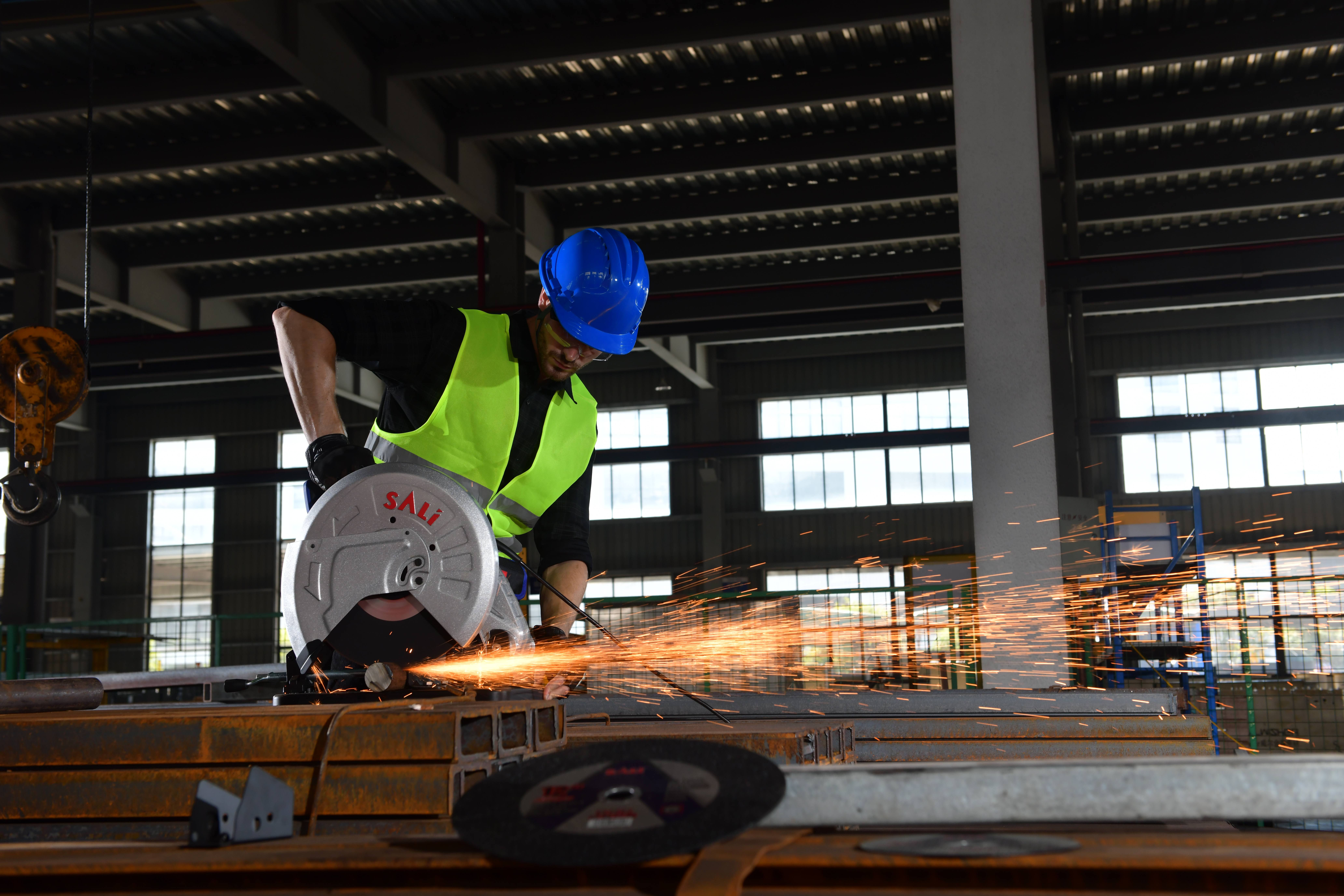 Metal cutting discs used in industrial fabrication, where MPA certificate scope must match the disc on the grinder