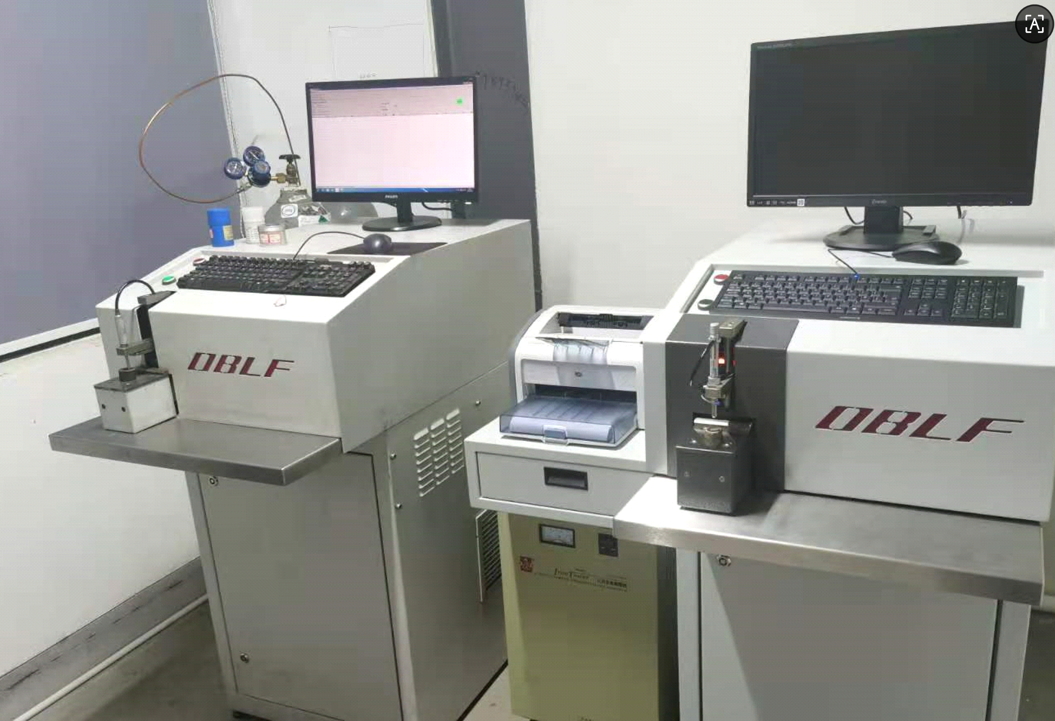 Elemental analyzer used to verify the chemical composition of a cast steel heat