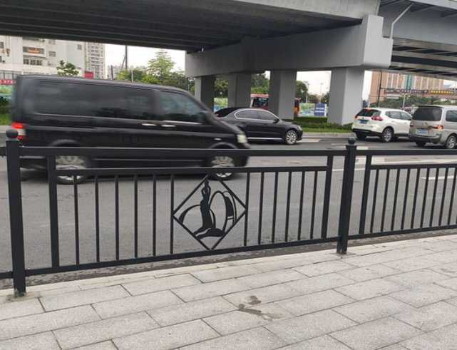 17 Fisher Girl-Themed Pedestrian Guardrail