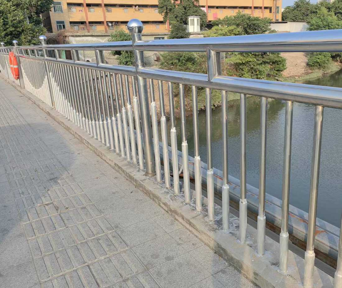 28 Stainless Steel Riverside Guardrail