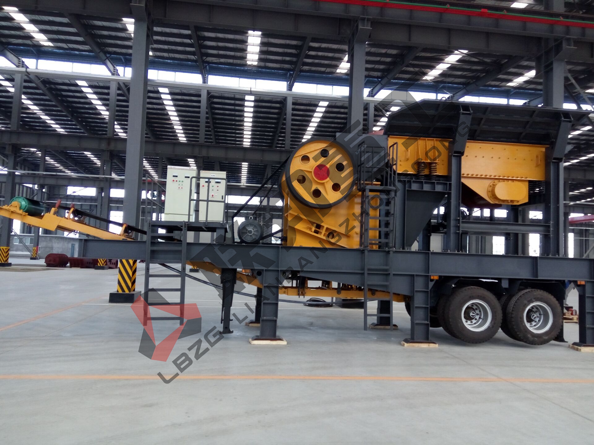 Mobile crushing station used for on-site stone crushing and construction waste processing