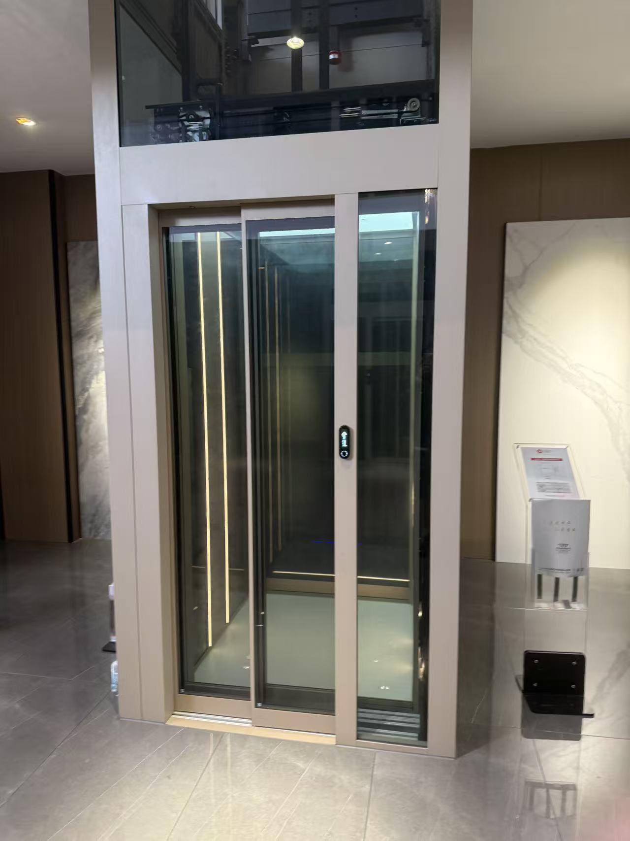Traction gantry home elevator with low pit depth requirement for residential installation