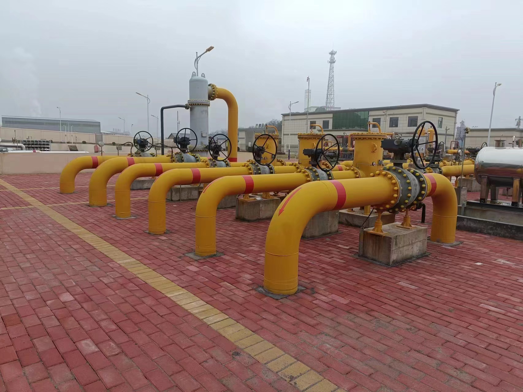 Natural gas pipeline installation with industrial ball valves